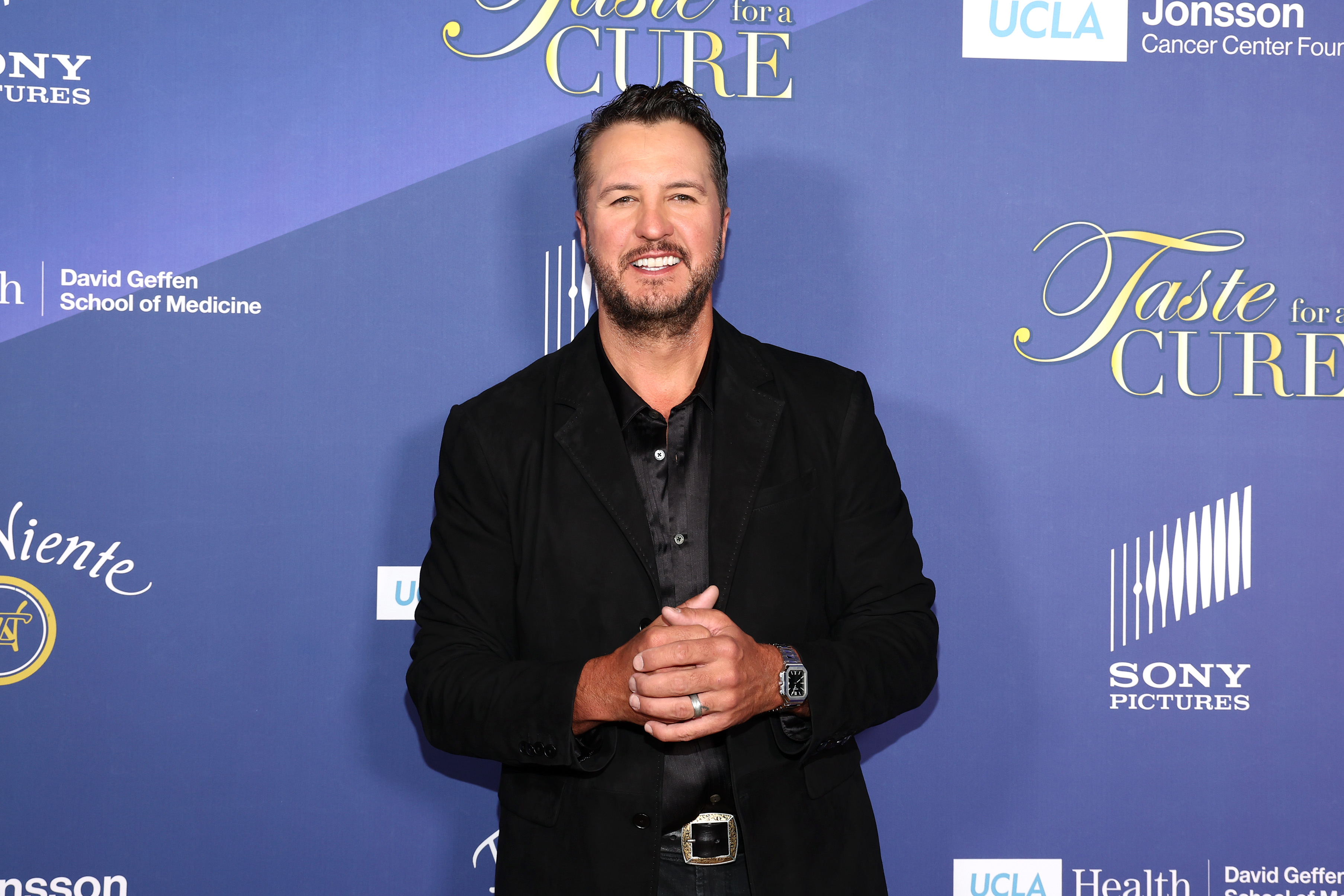 Luke Bryan en la 28.ª edición del evento "Taste For A Cure" de la Fundación del Centro Oncológico Jonsson de la UCLA, celebrado el 2 de mayo de 2025. | Fuente: Getty Images