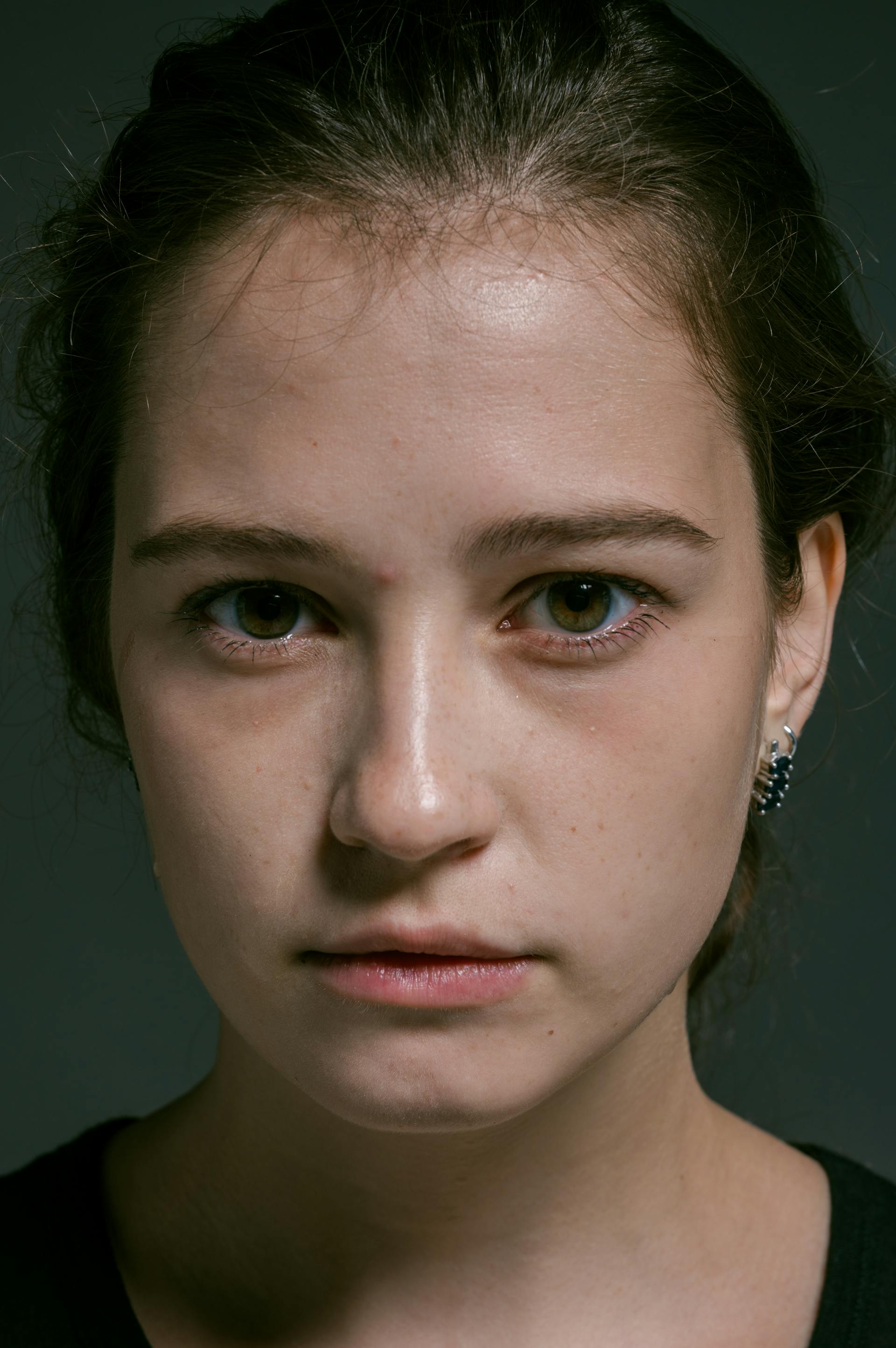 Una mujer con expresión adusta | Fuente: Pexels