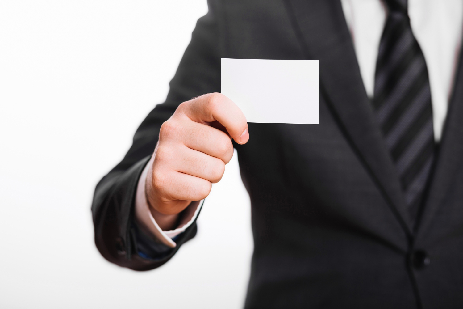 Un hombre con una tarjeta blanca | Fuente: Freepik
