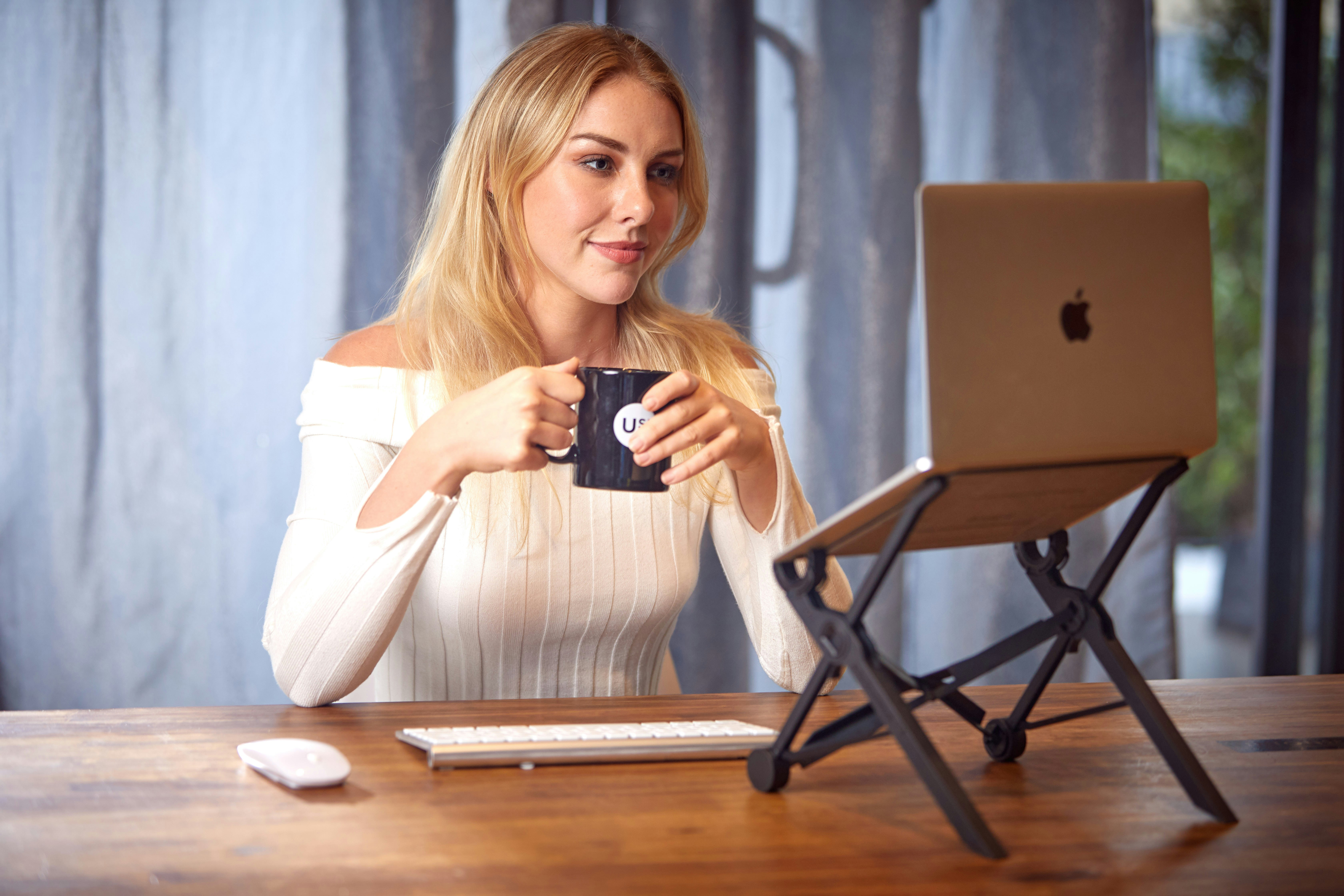 Hermosa mujer trabajando desde un escritorio | Fuente: Unsplash