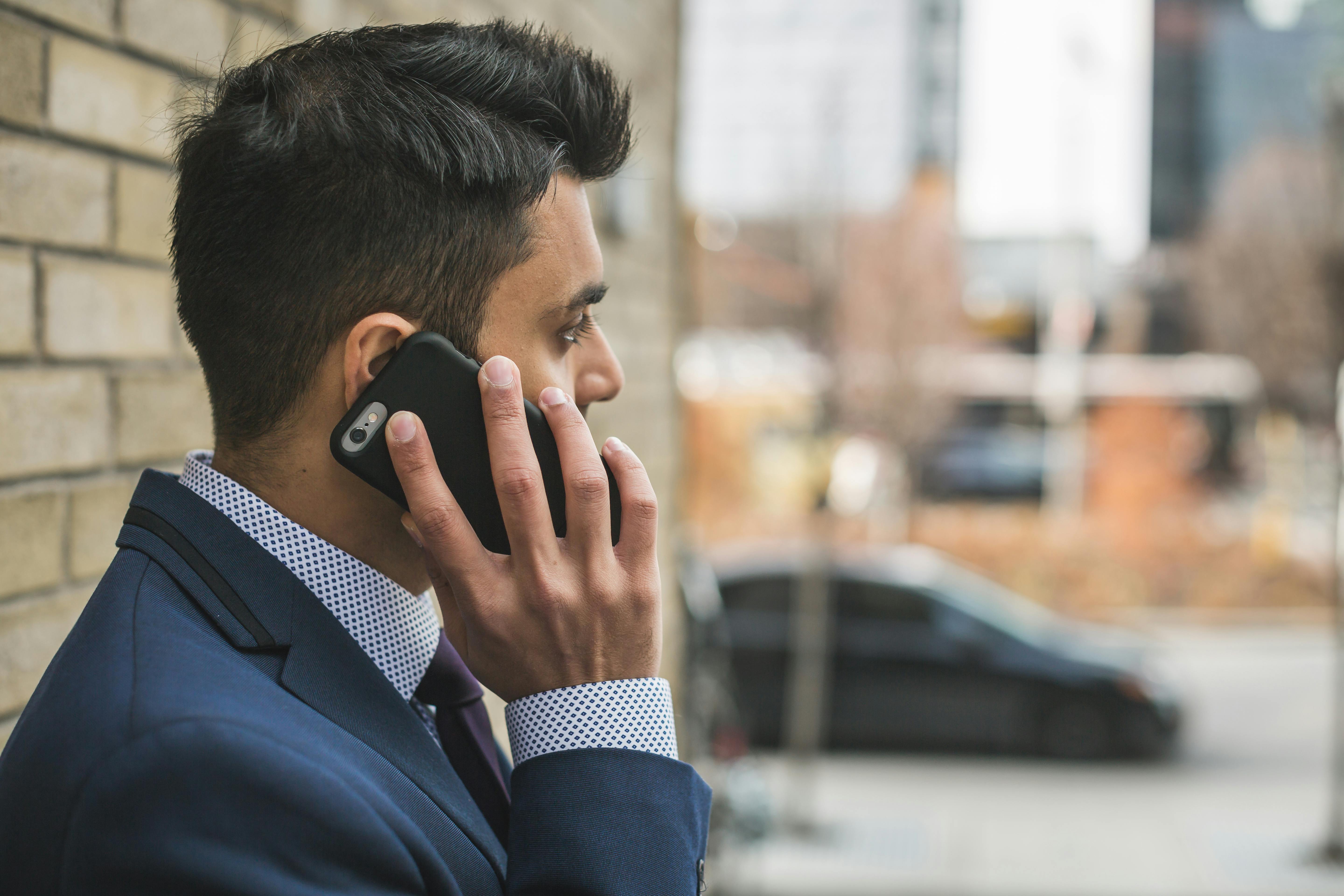 Hombre hablando por teléfono | Fuente: Pexels