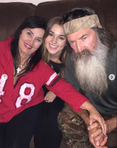 Kay, Sadie y Phil Robertson se inclinan para una foto, fechada en mayo de 2025 | Fuente: instagram/legitsadierob