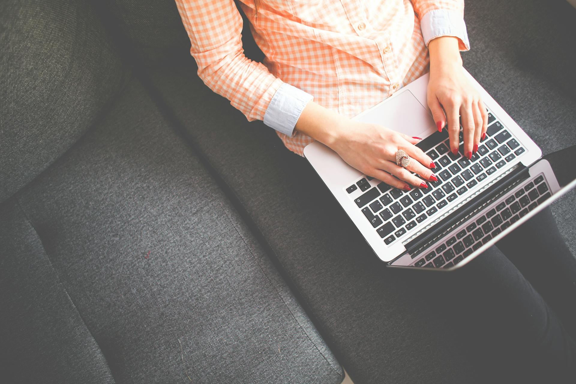 Una mujer usando su portátil | Fuente: Pexels