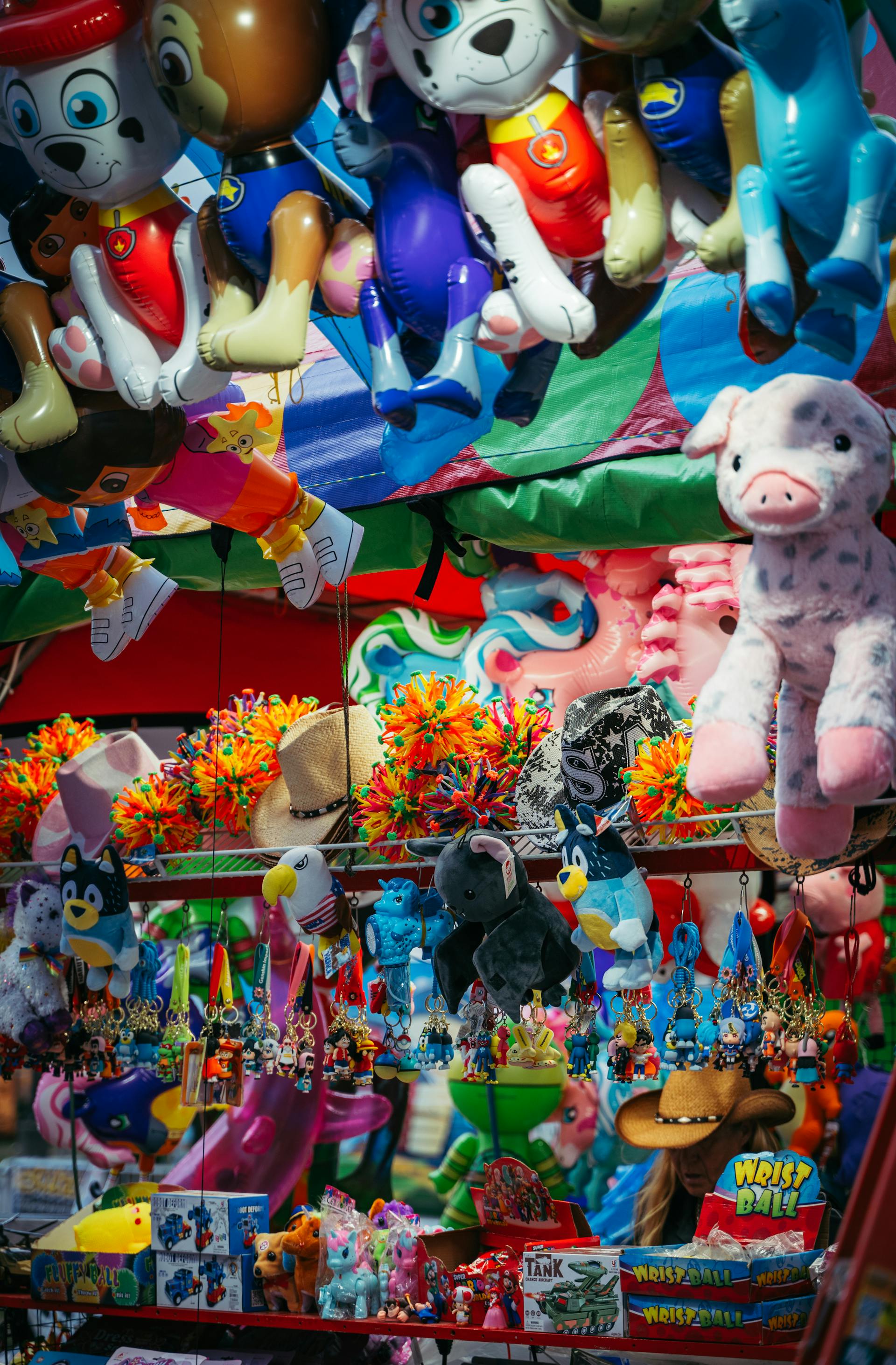 Juguetes infantiles expuestos en un mercado | Fuente: Pexels
