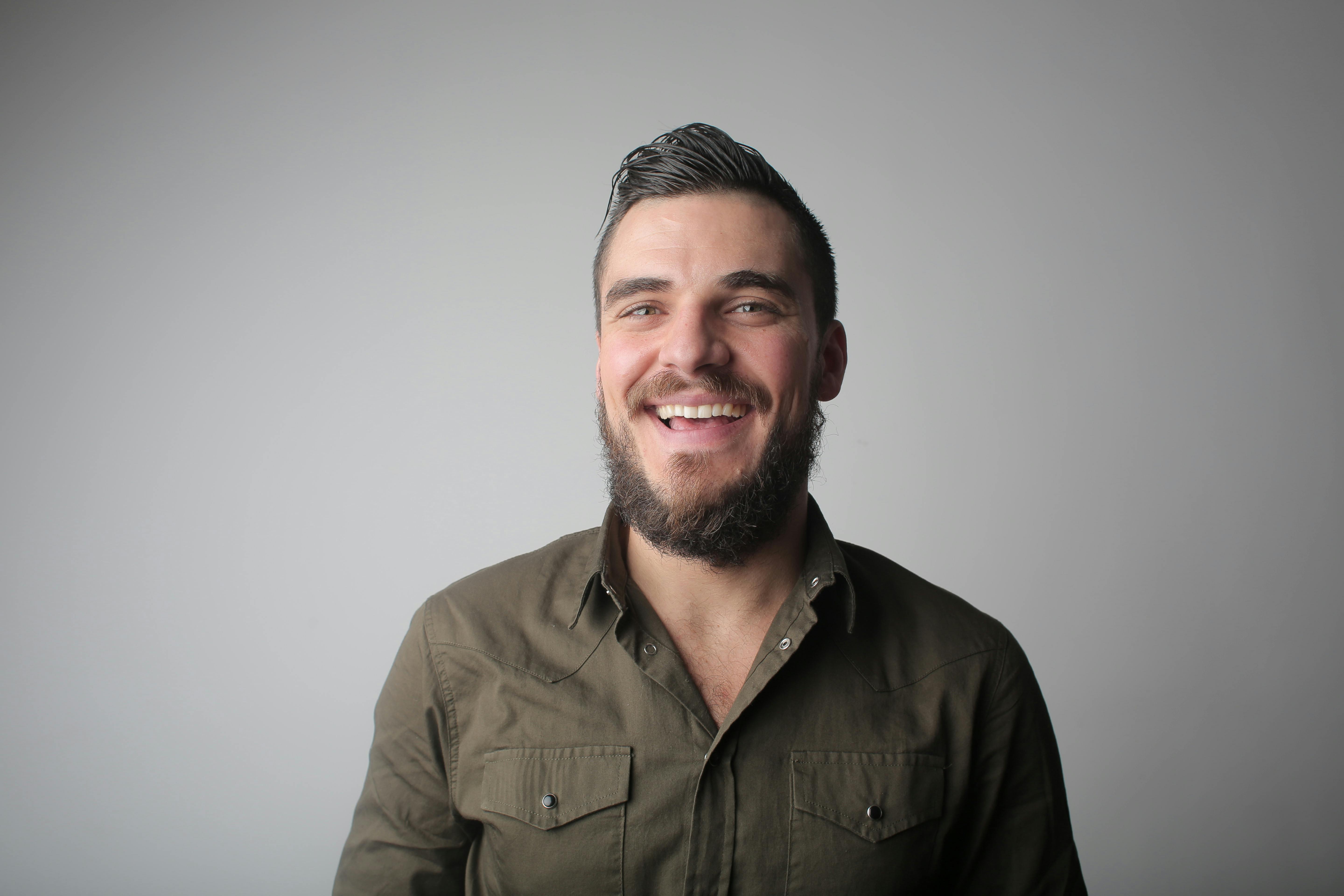 Un hombre riendo | Fuente: Pexels