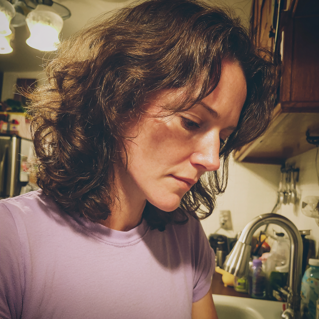 Una mujer con una camiseta lila | Fuente: Midjourney