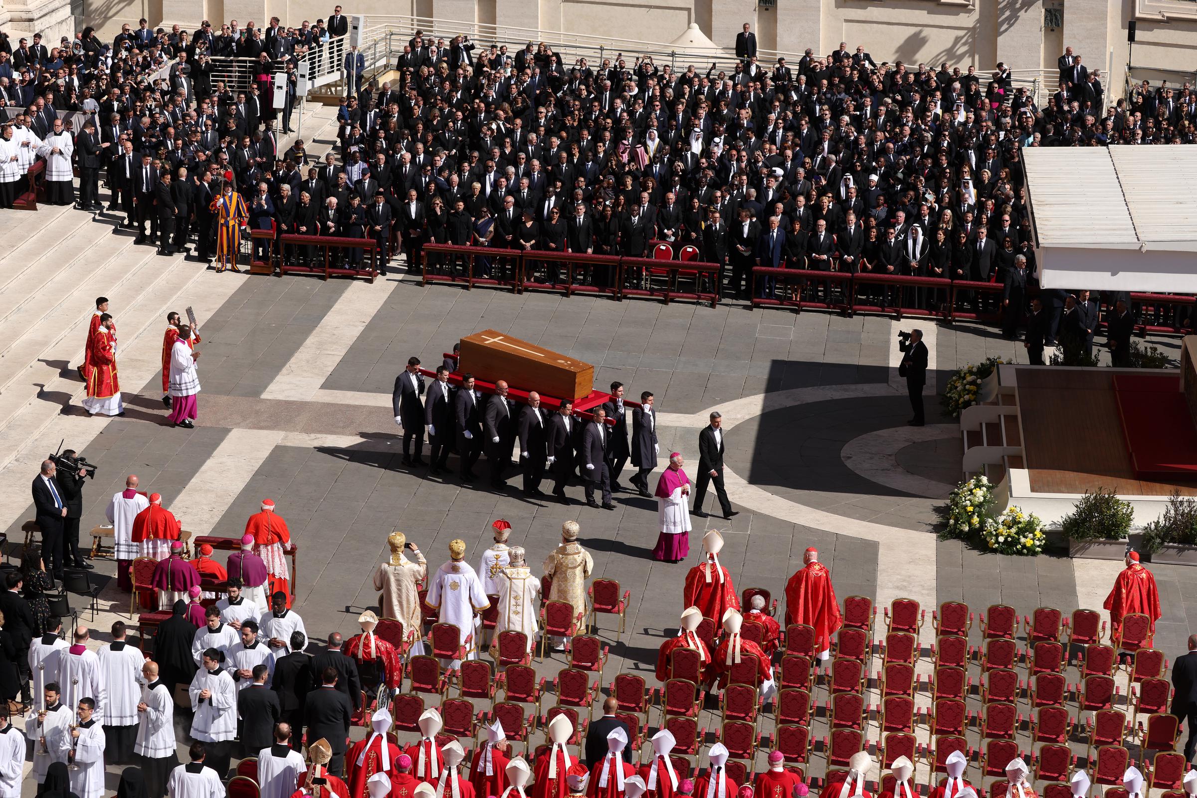 Vista general de la Plaza de San Pedro mientras los portadores del féretro llevan el ataúd durante el funeral del papa Francisco el 26 de abril de 2025, en la Ciudad del Vaticano, Vaticano. | Fuente: Getty Images