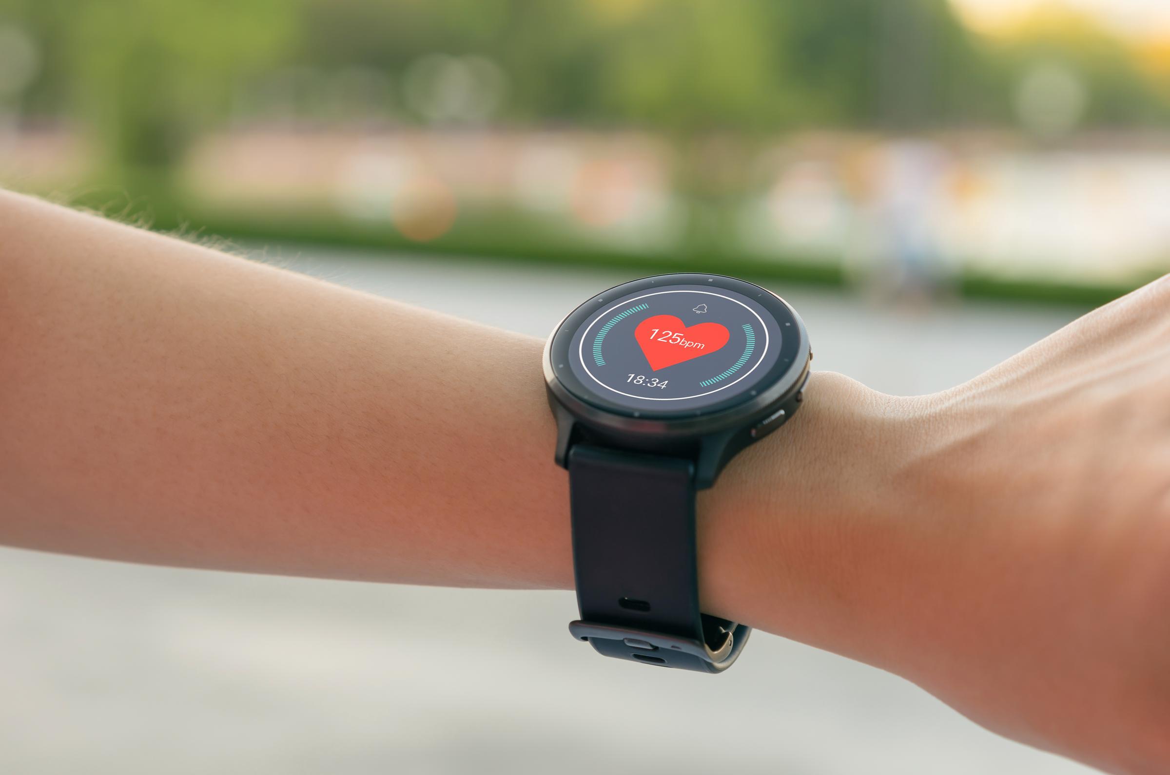 Una persona con un smartwatch comprobando la frecuencia cardiaca | Fuente: Shutterstock
