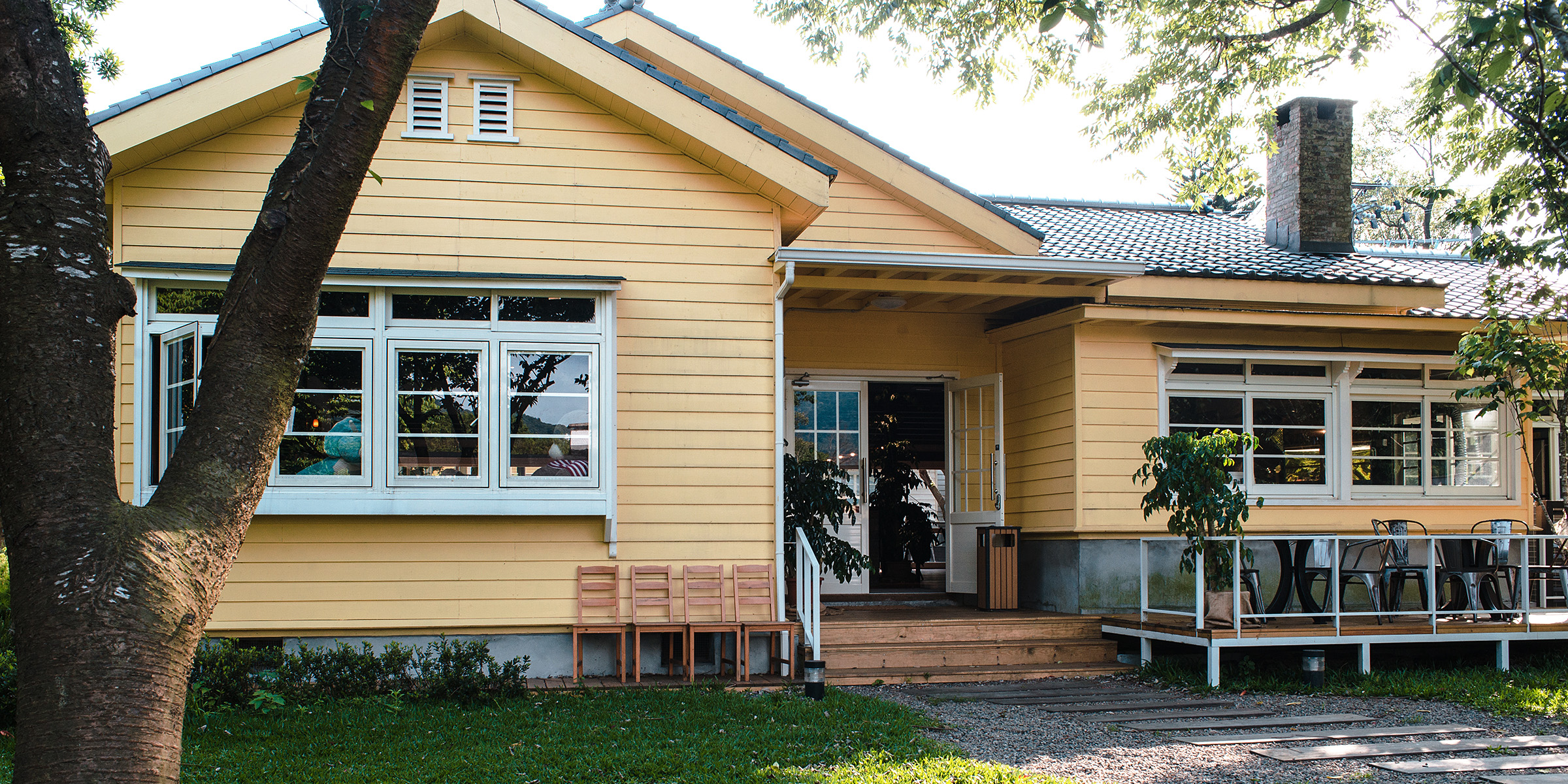 Una bonita casa amarilla | Fuente: Freepik
