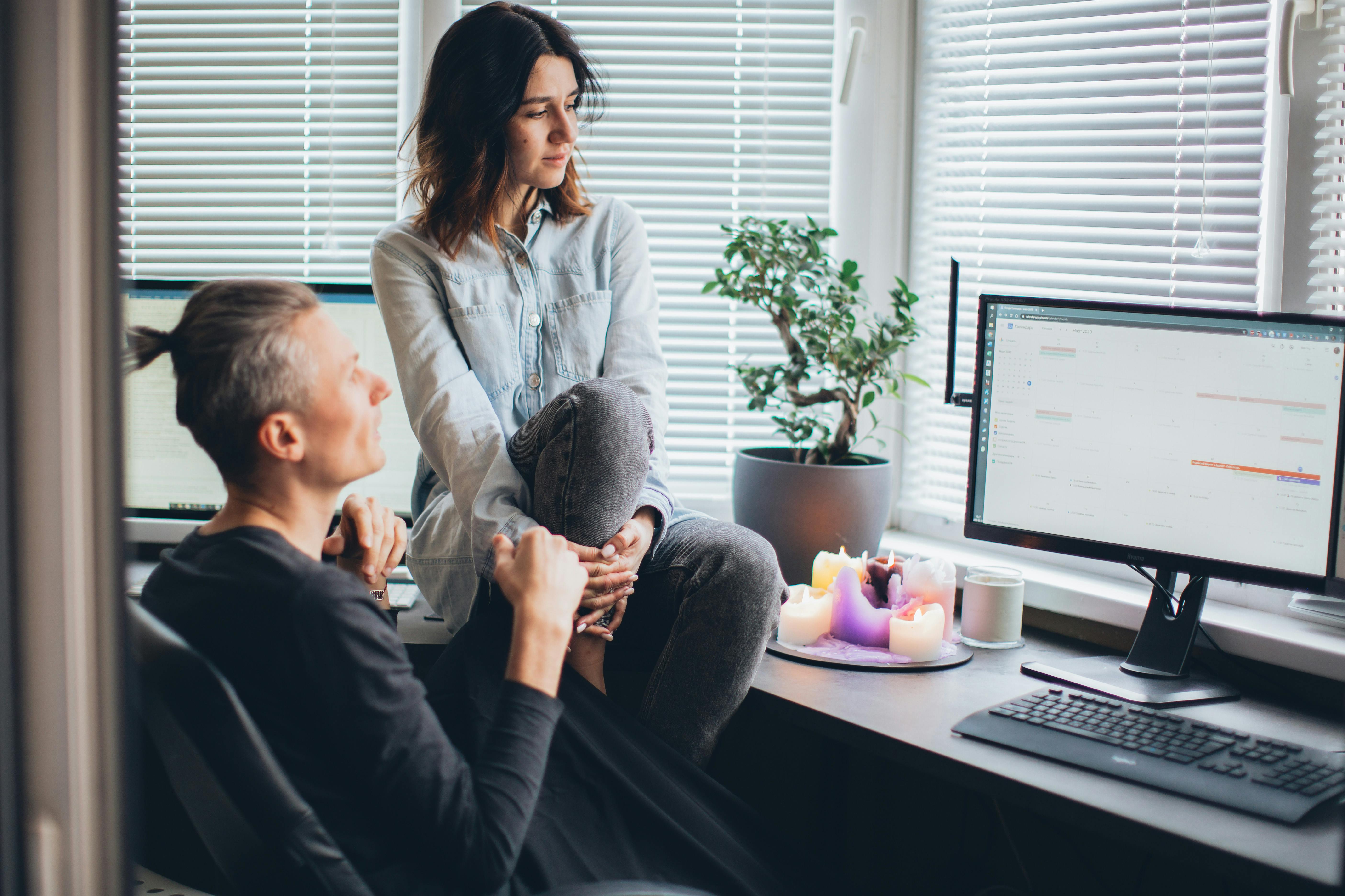 Hombre con una mujer sentados en un escritorio | Fuente: Pexels