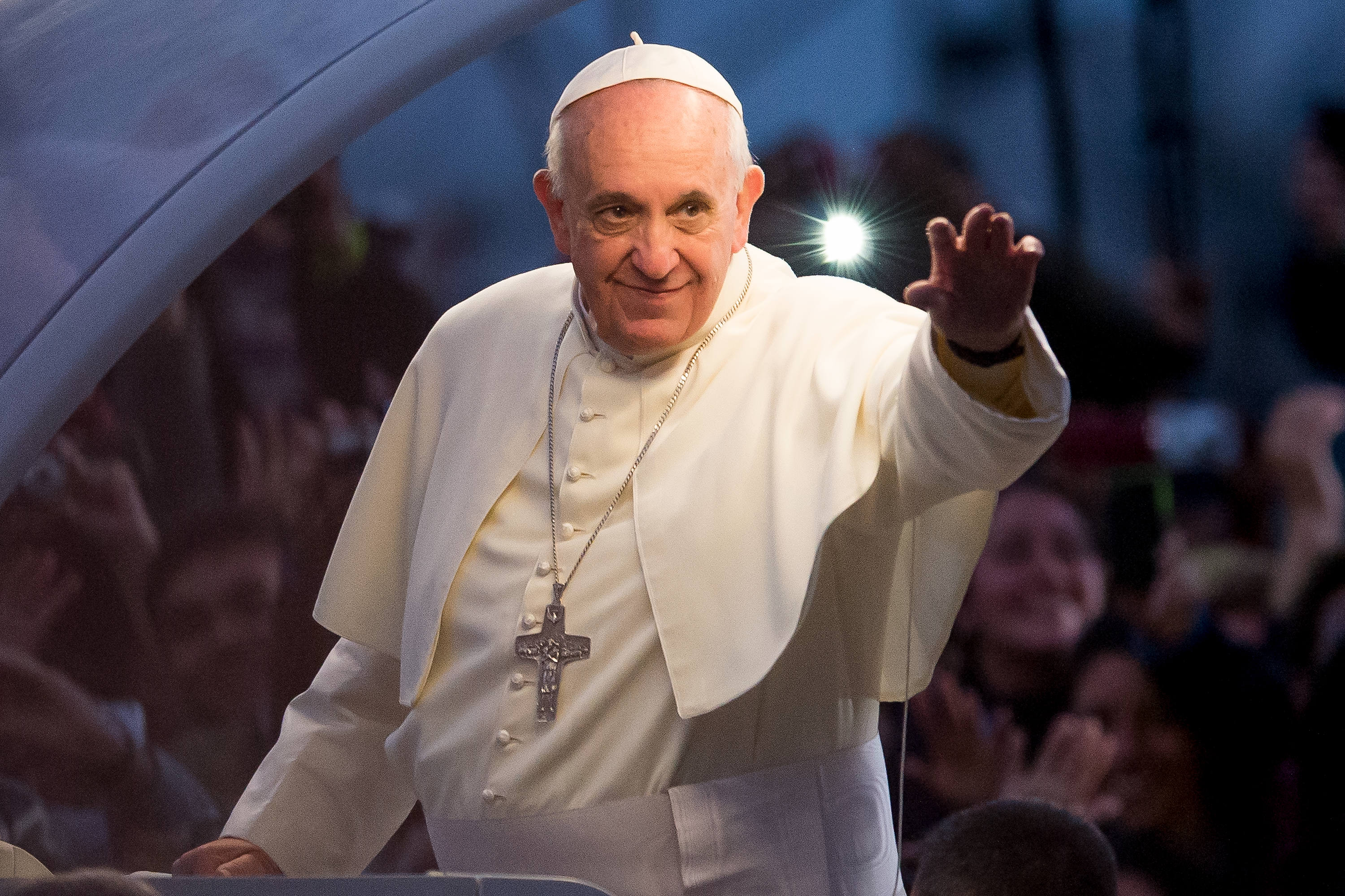 El papa Francisco saluda a la multitud durante una aparición pública en julio de 2013. Su fallecimiento el 21 de abril de 2025, a los 88 años, marcó el final de su pontificado y dio paso a una nueva etapa para la Iglesia católica con la elección del papa León XIV. | Fuente: Getty Images