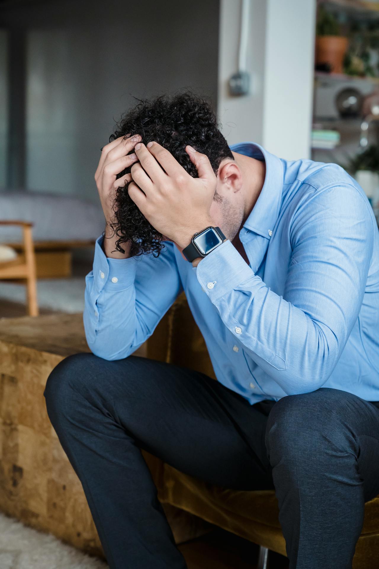 Un hombre descorazonado con aspecto de derrotado | Fuente: Pexels
