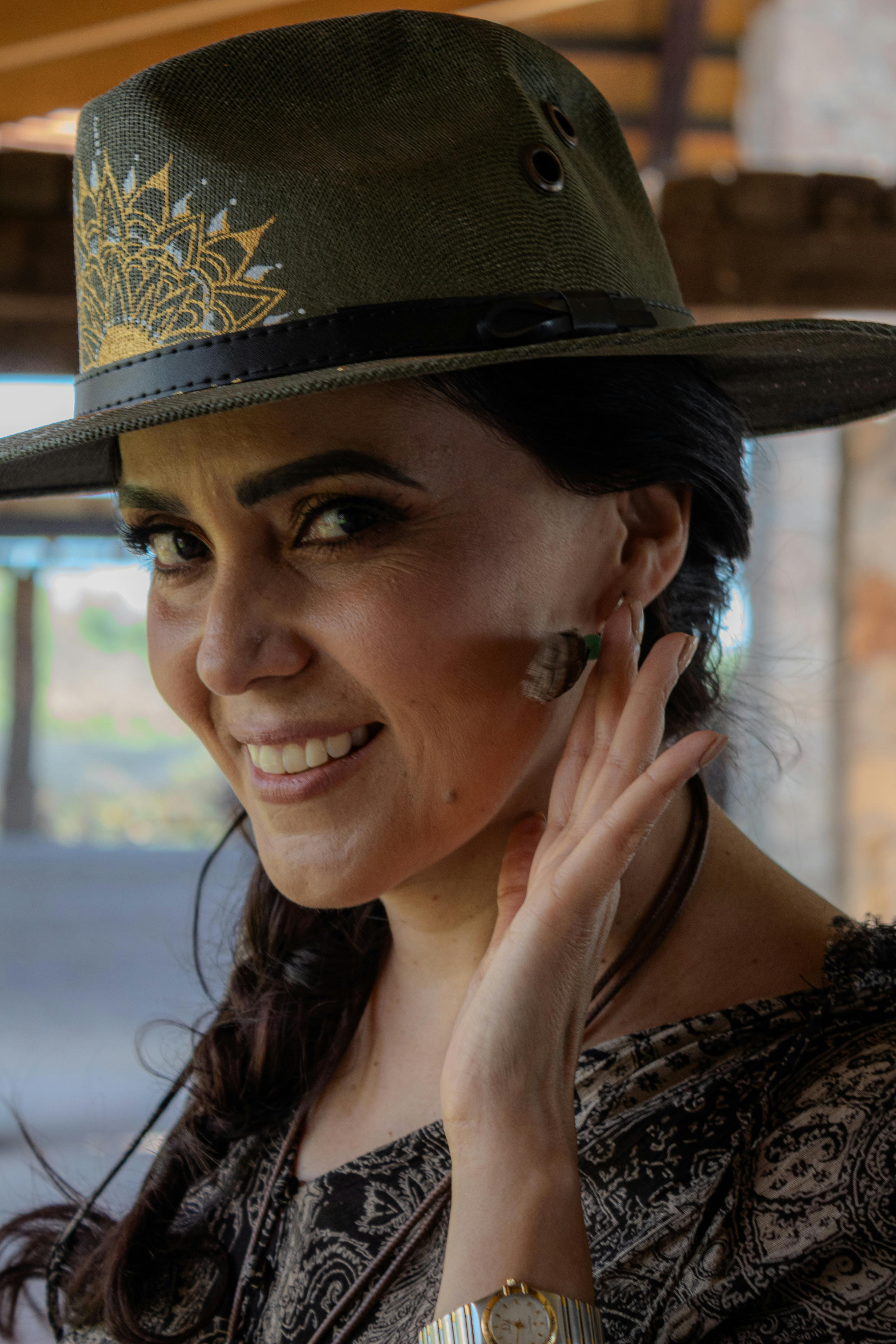Una mujer feliz luciendo sus pendientes | Fuente: Pexels