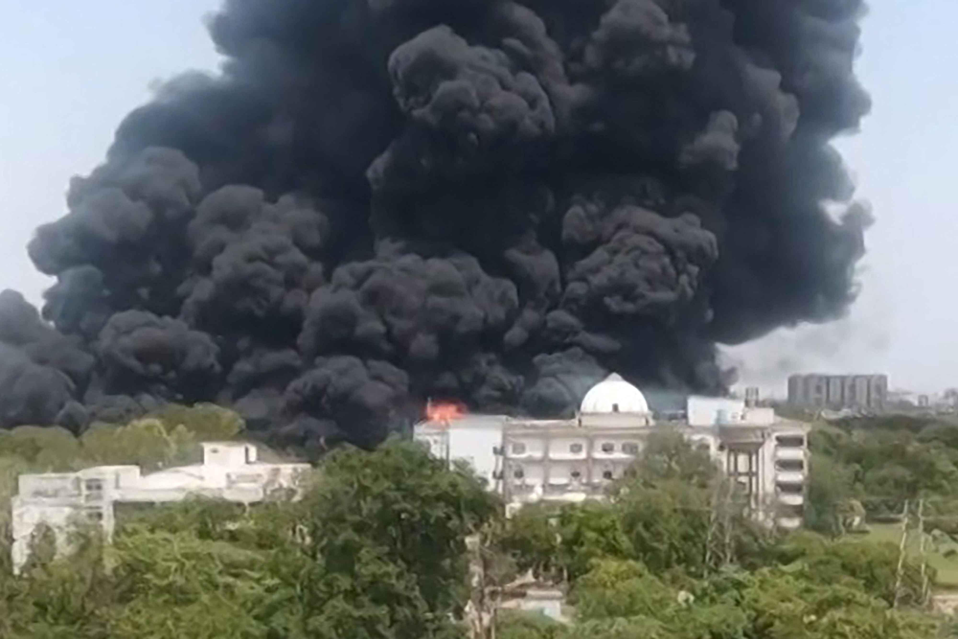 Esta captura de pantalla de la grabación de vídeo de UGC muestra un espeso humo negro que se eleva desde una zona residencial después de que el vuelo 171 de Air India se estrellara en Ahmedabad el 12 de junio de 2025. | Fuente: Getty Images