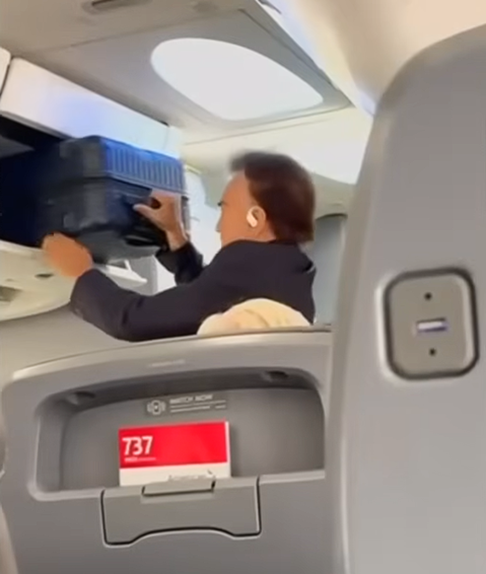 José Luis Rodríguez "El Puma" durante el altercado en un vuelo de American Airlines en Ecuador con destino a Miami | Fuente: YouTube/Al Rojo Vivo