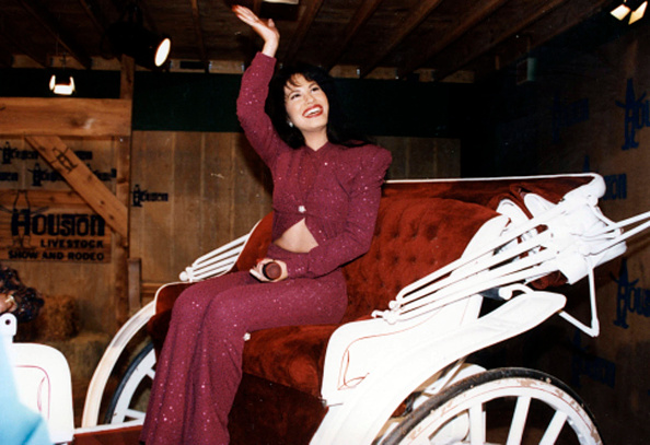 La cantante estadounidense Selena (nacida como Selena Quintanilla-Pérez, 1971 - 1995) pasea en una carroza durante una presentación en el Houston Livestock Show & Rodeo en el Houston Astrodome, en Houston, Texas, el 26 de febrero de 1995. Esta fue su última actuación antes de su asesinato al mes siguiente | Fuente: Getty Images
