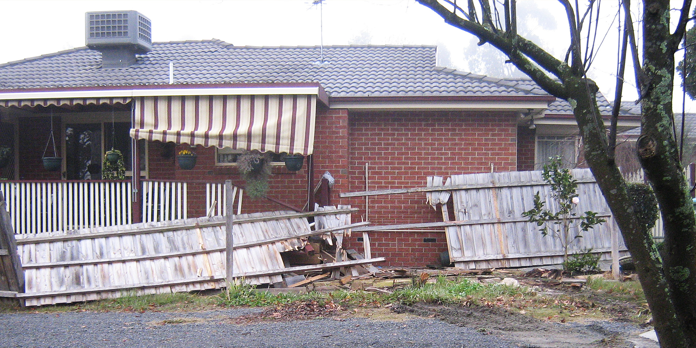 Una valla rota | Fuente: Flickr