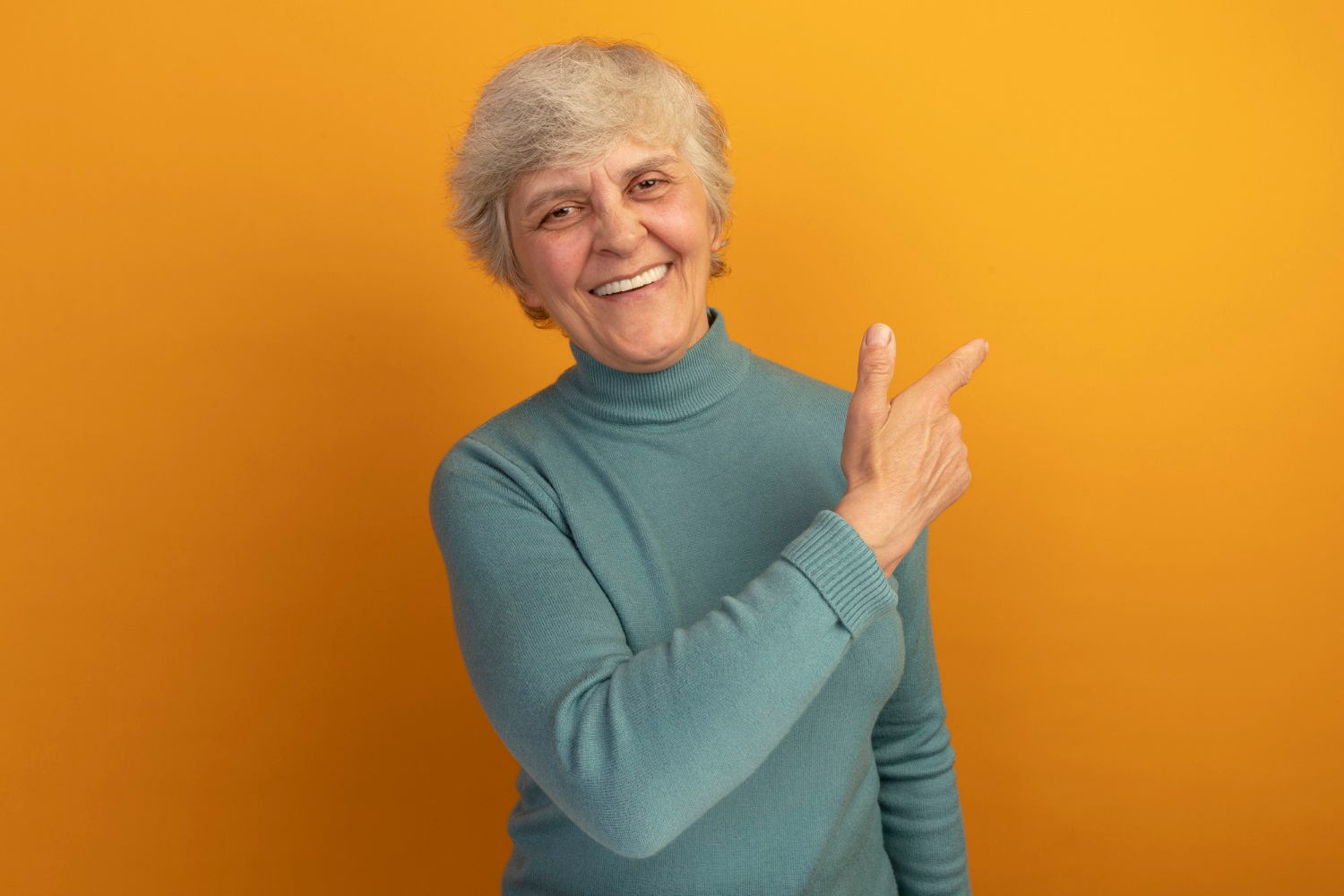 Una mujer mayor sonriendo | Fuente: Freepik