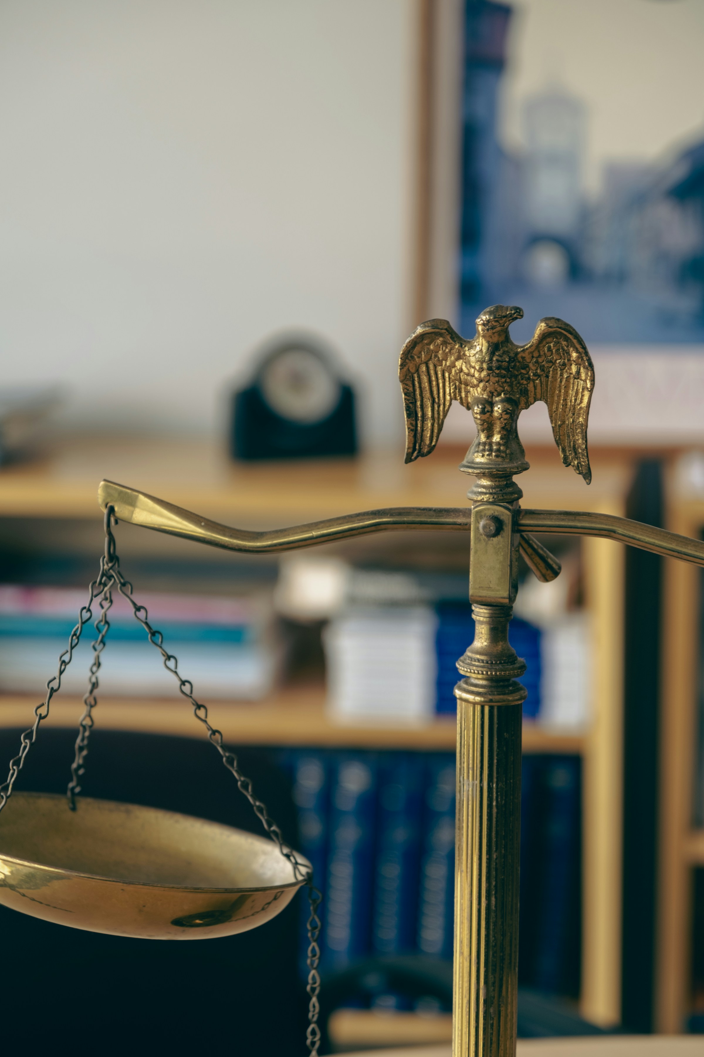 Una balanza dorada con un águila encima | Fuente: Unsplash