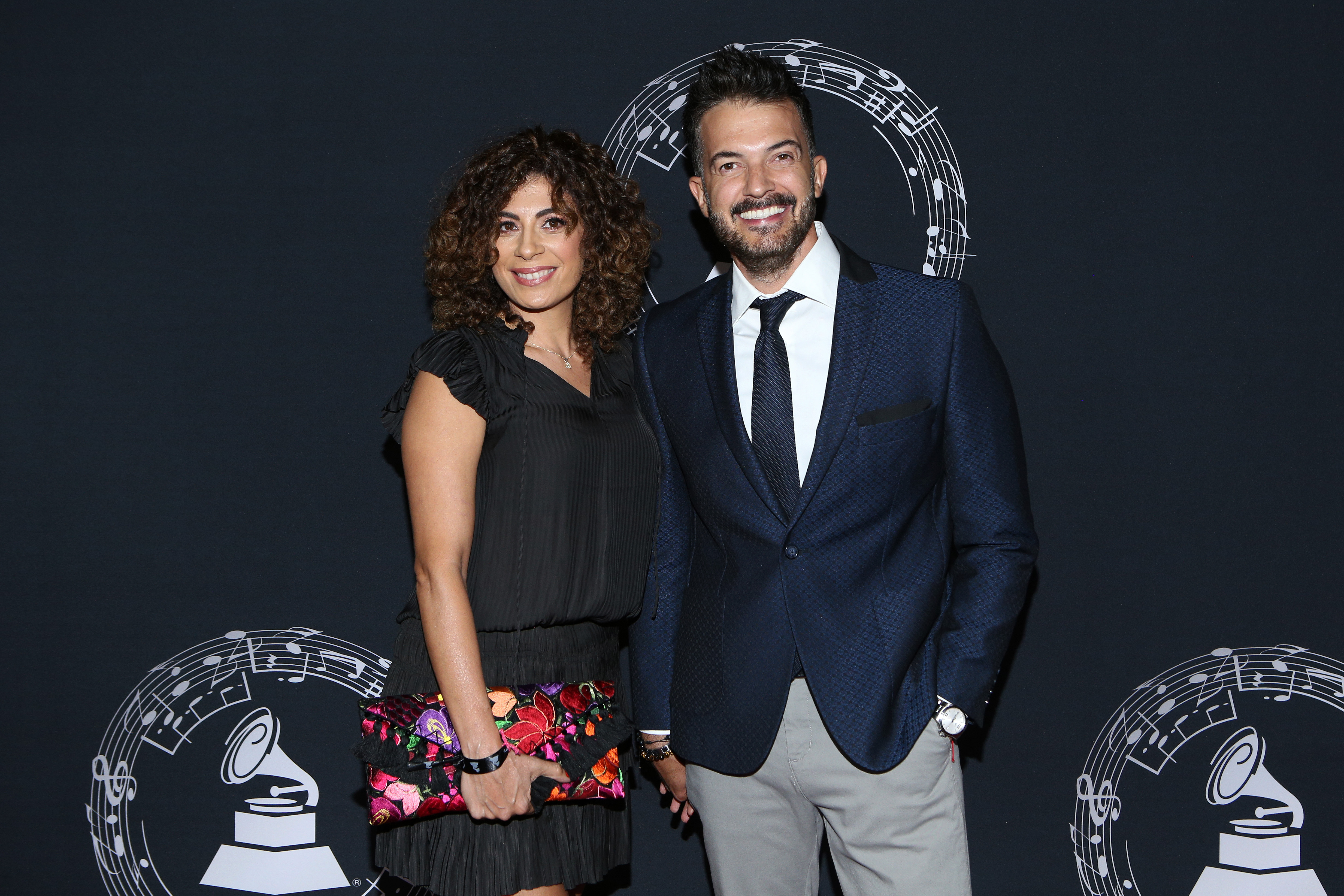 Anna Ferro y Fernando del Solar posan para fotos durante la alfombra roja de los Latin Grammy en el museo Soumaya el 22 de mayo de 2019 en la Ciudad de México, México. | Fuente: Getty Images.