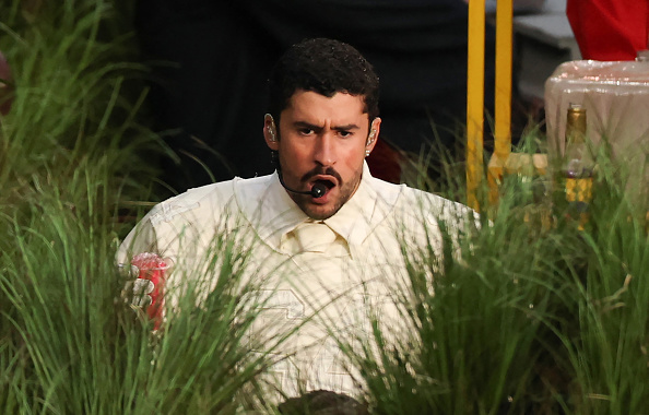 El cantante puertorriqueño Bad Bunny se presenta durante el show de medio tiempo de Apple Music del Super Bowl LX entre los Patriots y los Seahawks, en el Levi’s Stadium de Santa Clara, California, el 8 de febrero de 2026 | Fuente: Getty Images