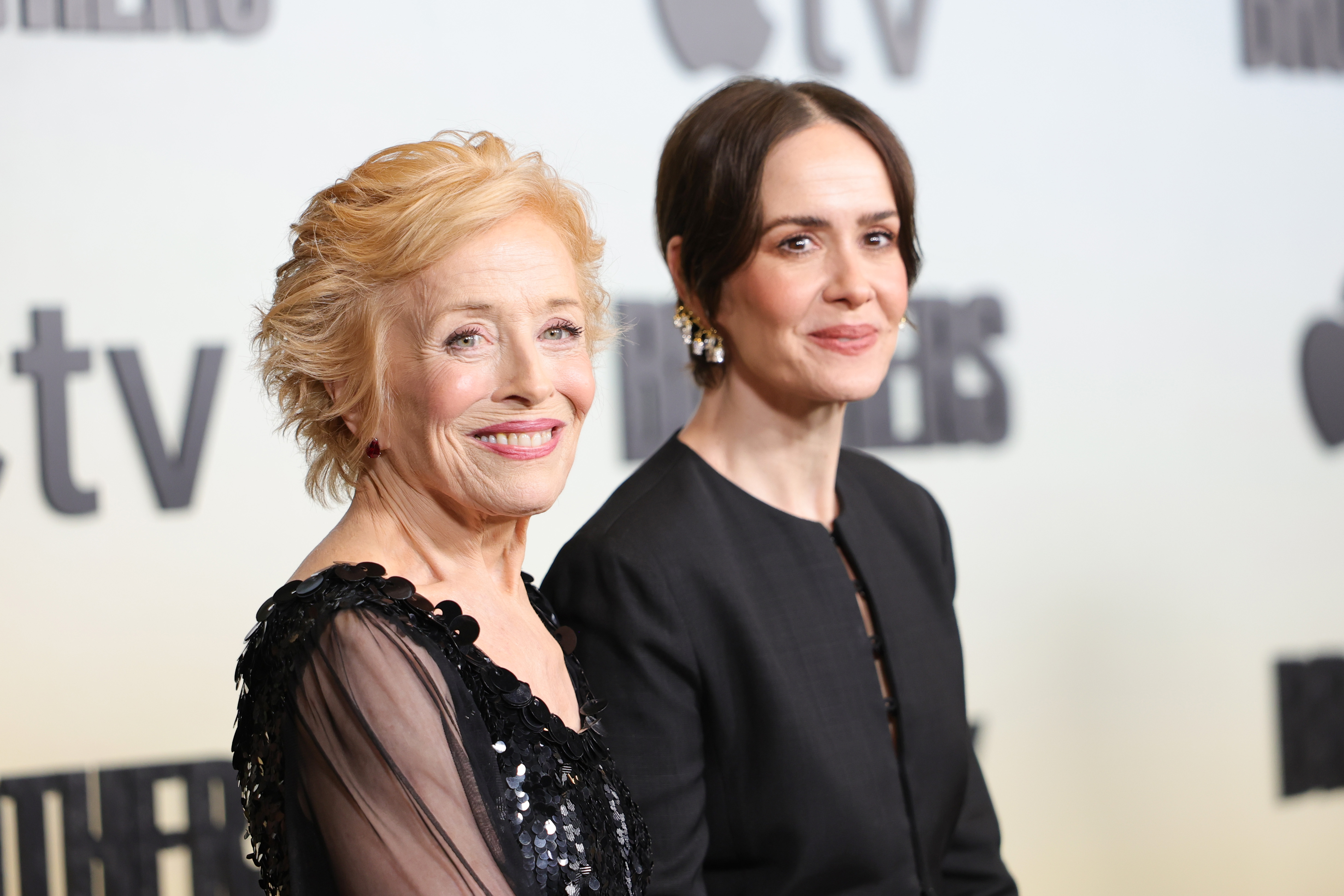 Holland Taylor y Sarah Paulson asisten al estreno de "Brothers", de Apple TV, en Los Ángeles el 17 de septiembre de 2026. Juntas desde 2015, las actrices tienen una forma poco convencional de llevar su relación que ha despertado curiosidad. | Fuente: Getty Images