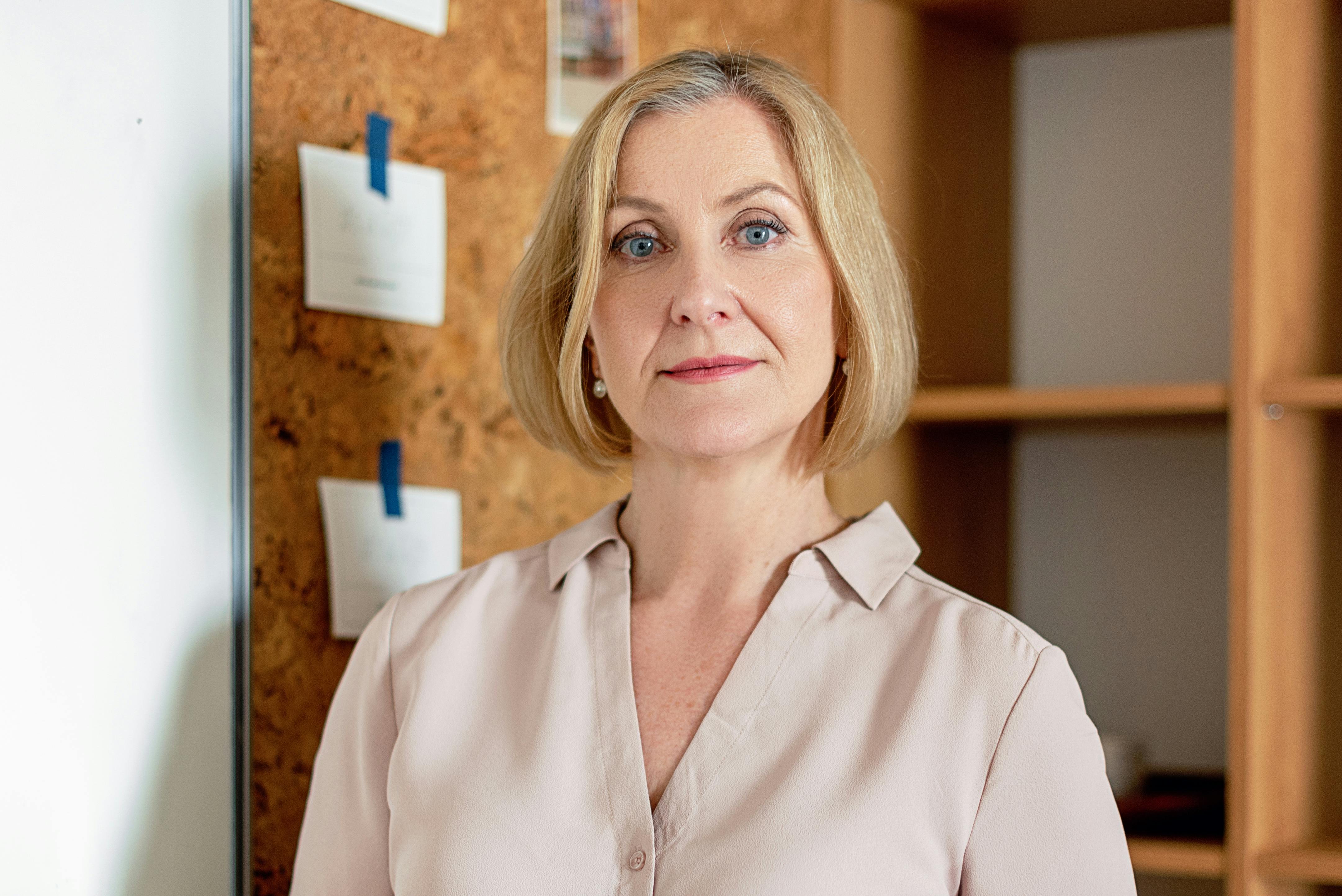 Una mujer seria | Fuente: Pexels