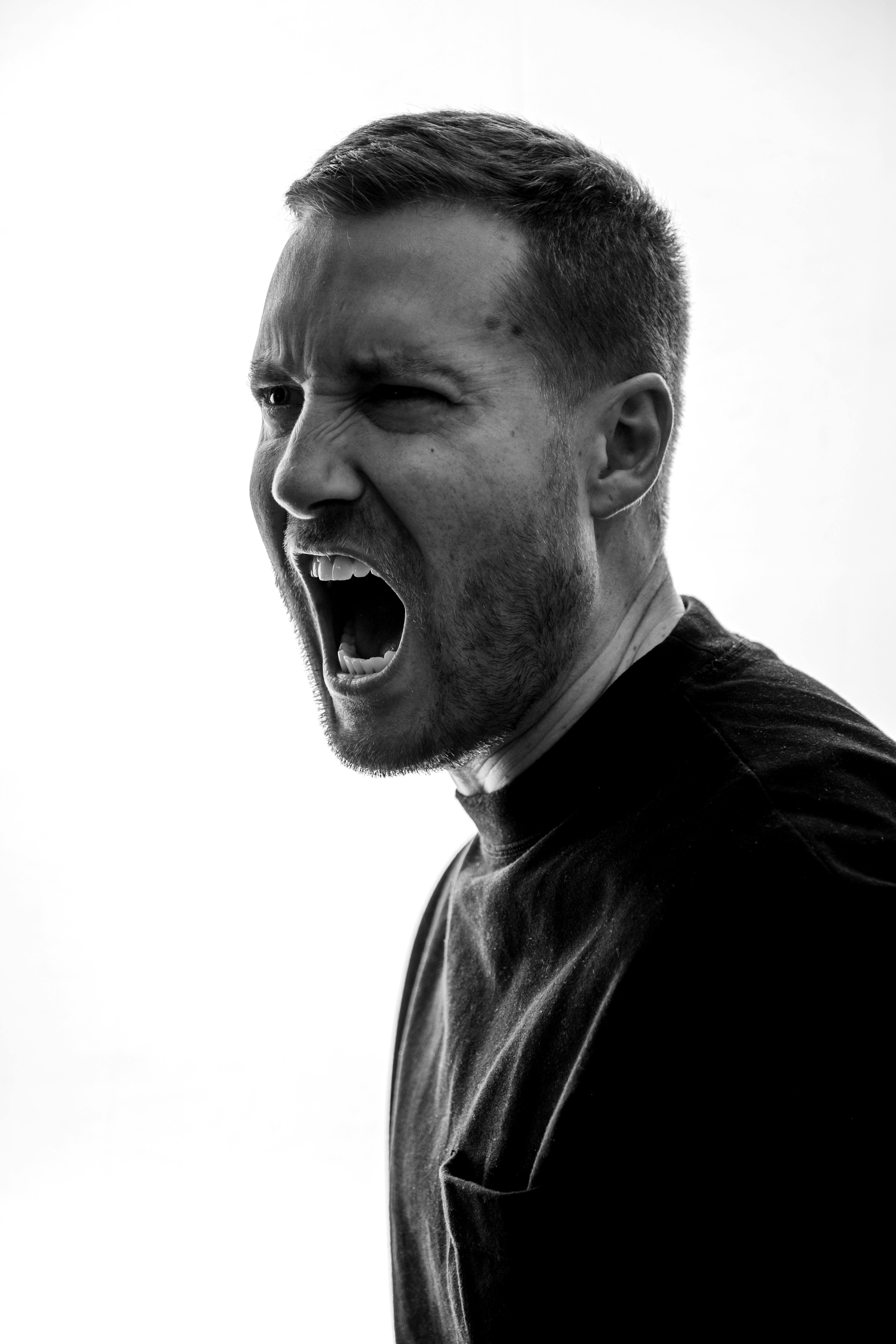 Un hombre enfadado gritando | Fuente: Pexels