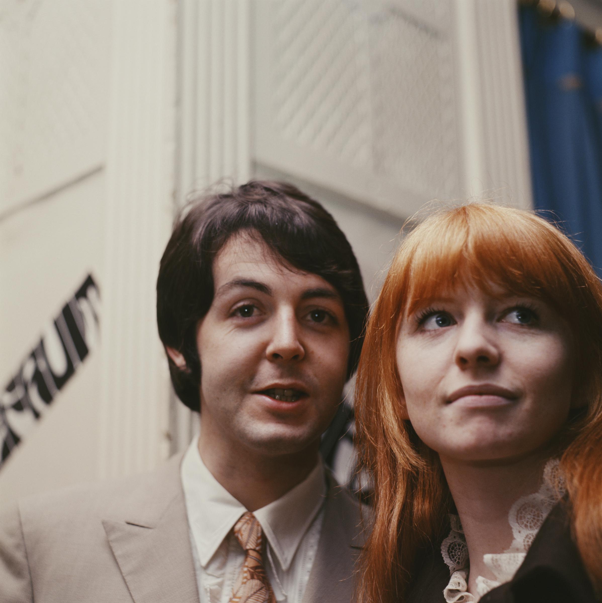 Paul McCartney y Jane Asher posan en Londres el 19 de enero de 1968 | Fuente: Getty Images