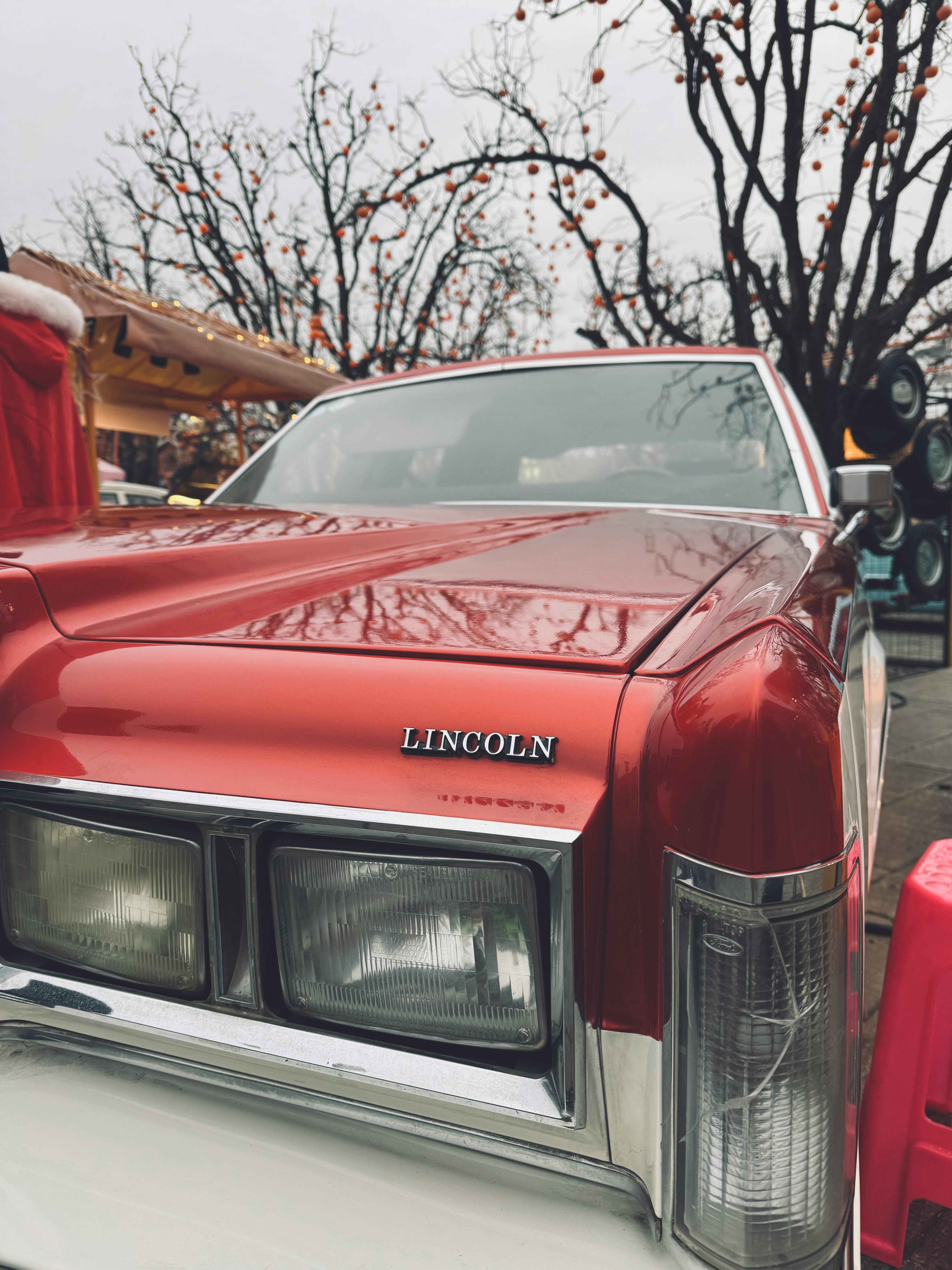 Un viejo Automóvil rojo | Fuente: Pexels