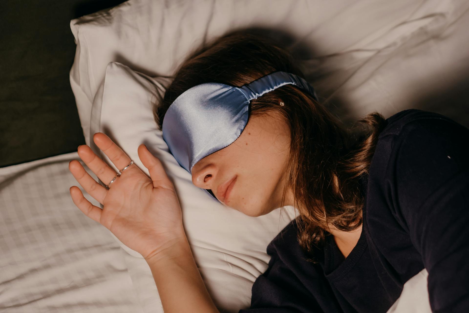 Una mujer tumbada en la cama | Fuente: Pexels