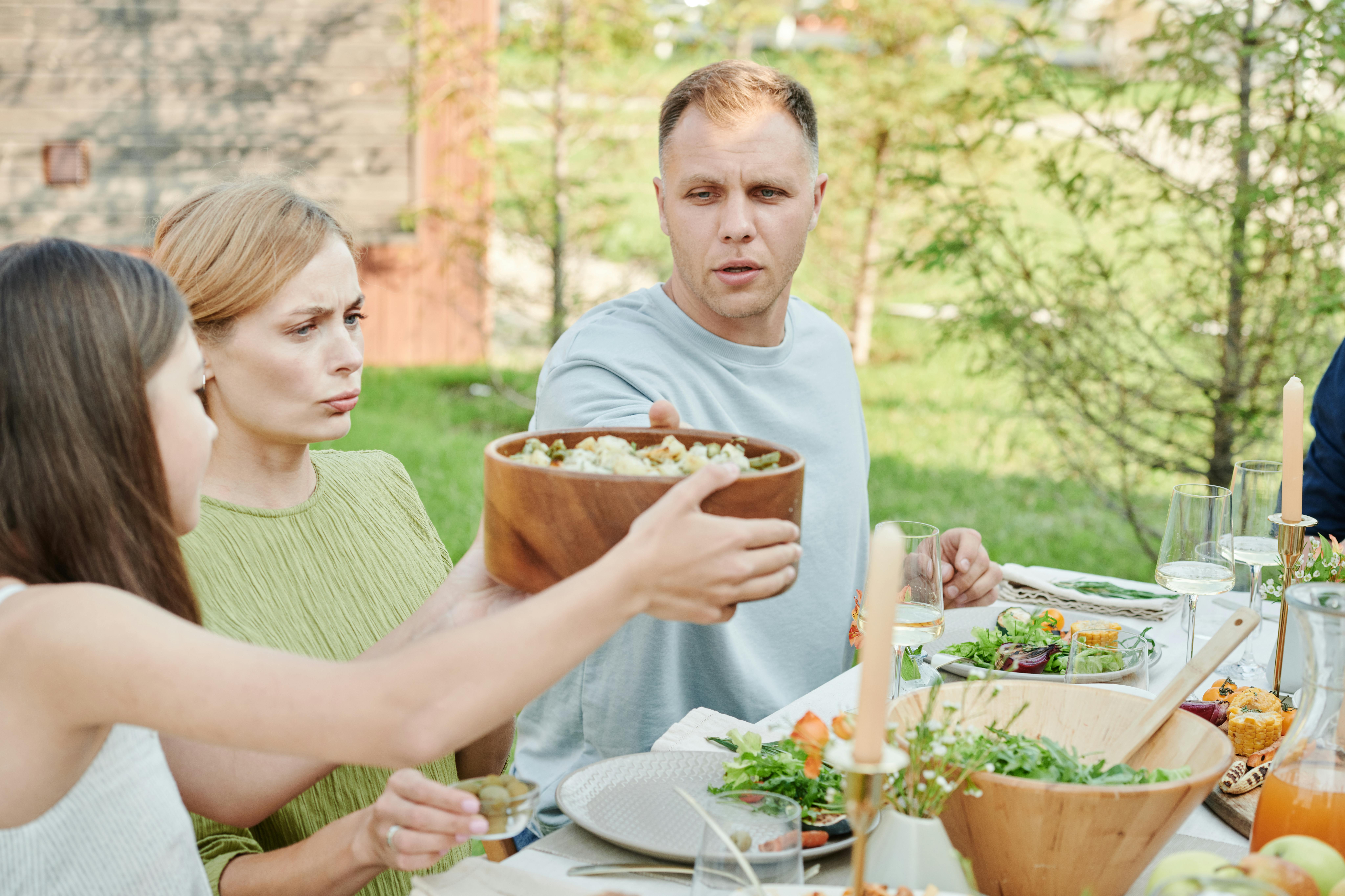 Familia disfrutando de una comida | Fuente: Pexels