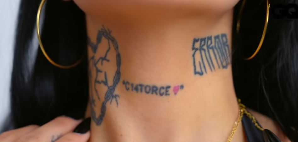 Su música presente en sus tatuajesUn tatuaje sobre la autoestima | Fuente: Youtube/GQMexicoyLatinoamerica