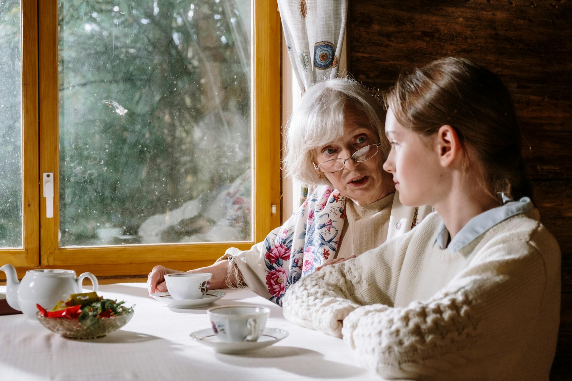 Una anciana hablando con su nieta | Fuente: Pexels