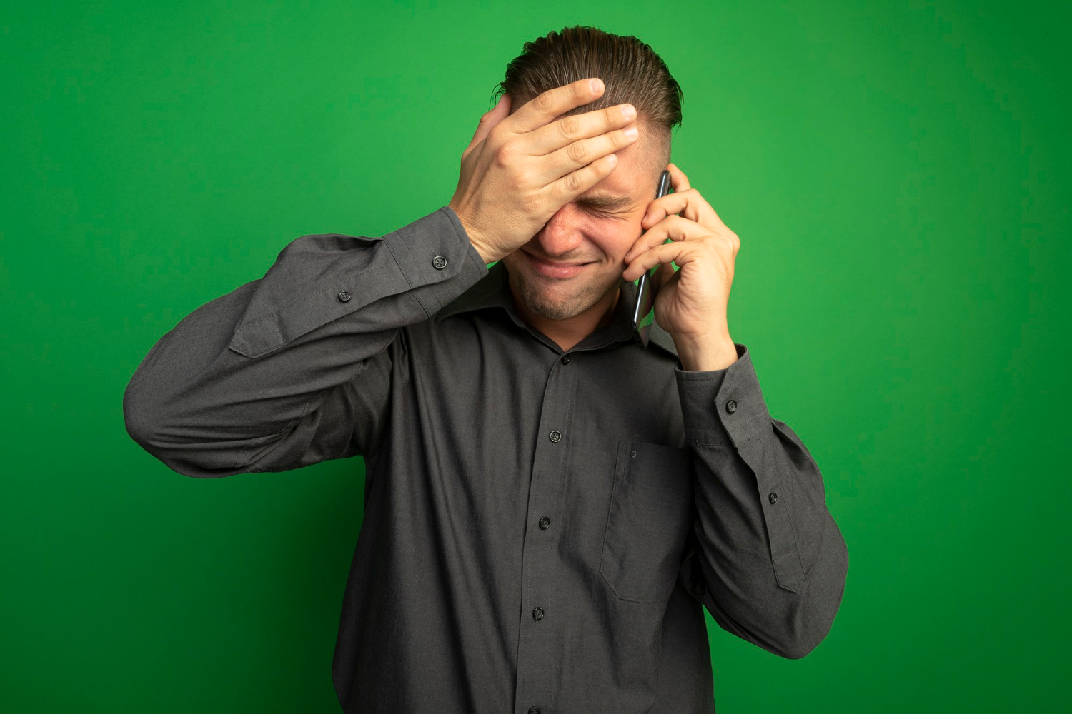 Un hombre ansioso hablando por teléfono | Fuente: Freepik