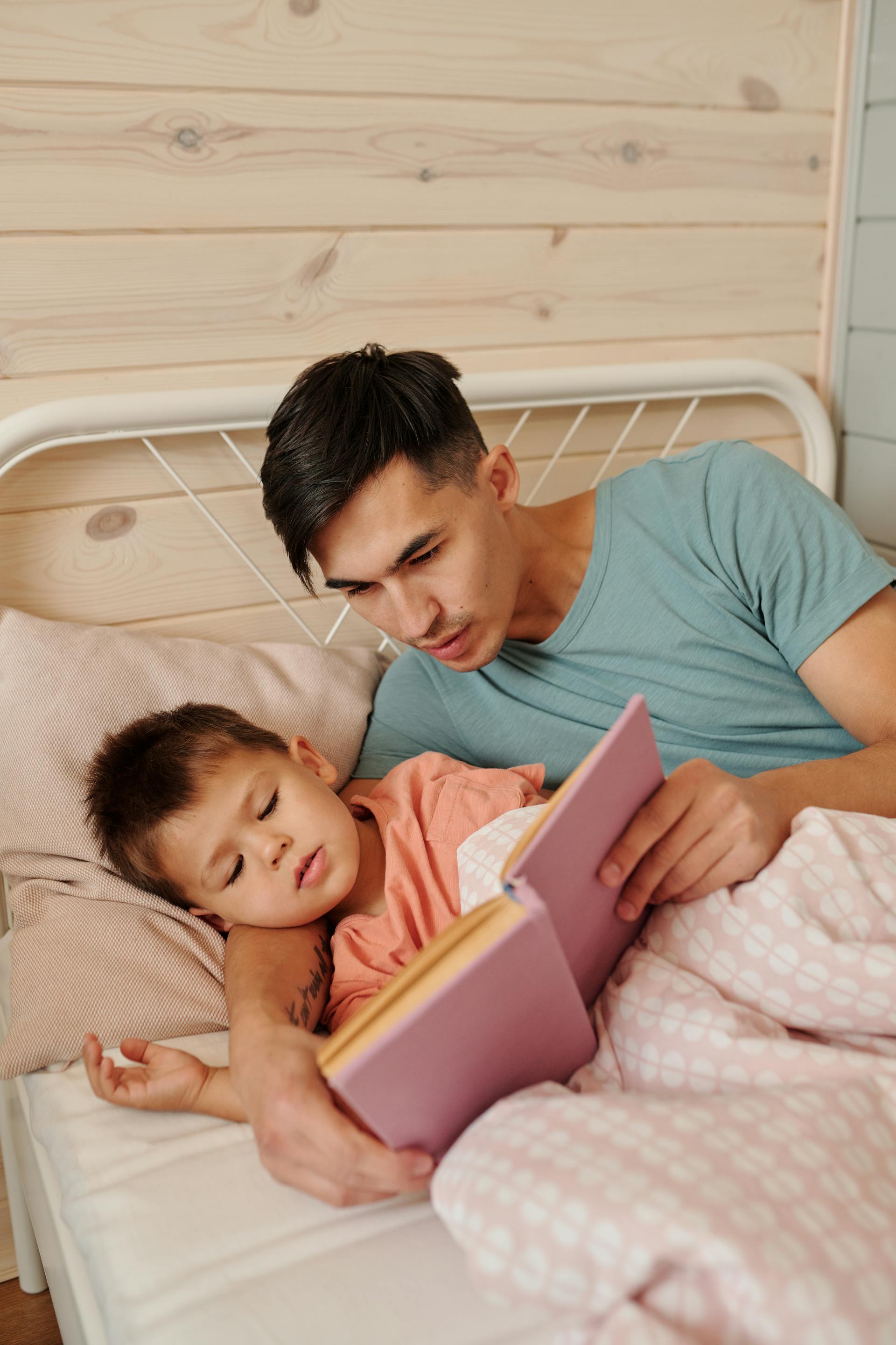 A man reading a story to his son | Source: Pexels