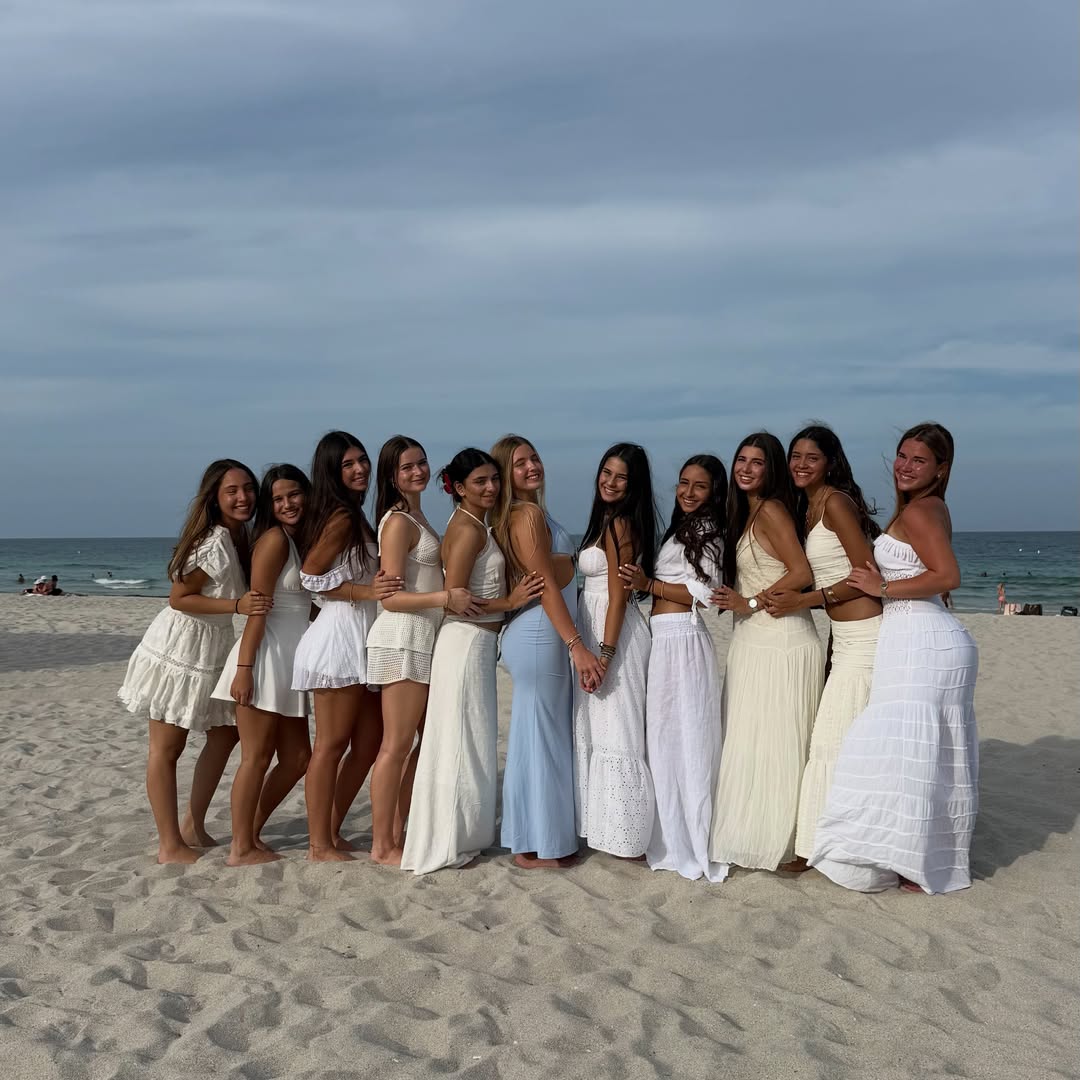 Aitana Paladini junto a sus amigas durante la celebración de su cumpleaños número 17 en una playa de Miami | Fuente: Instagram/rocioguiraodiaz
