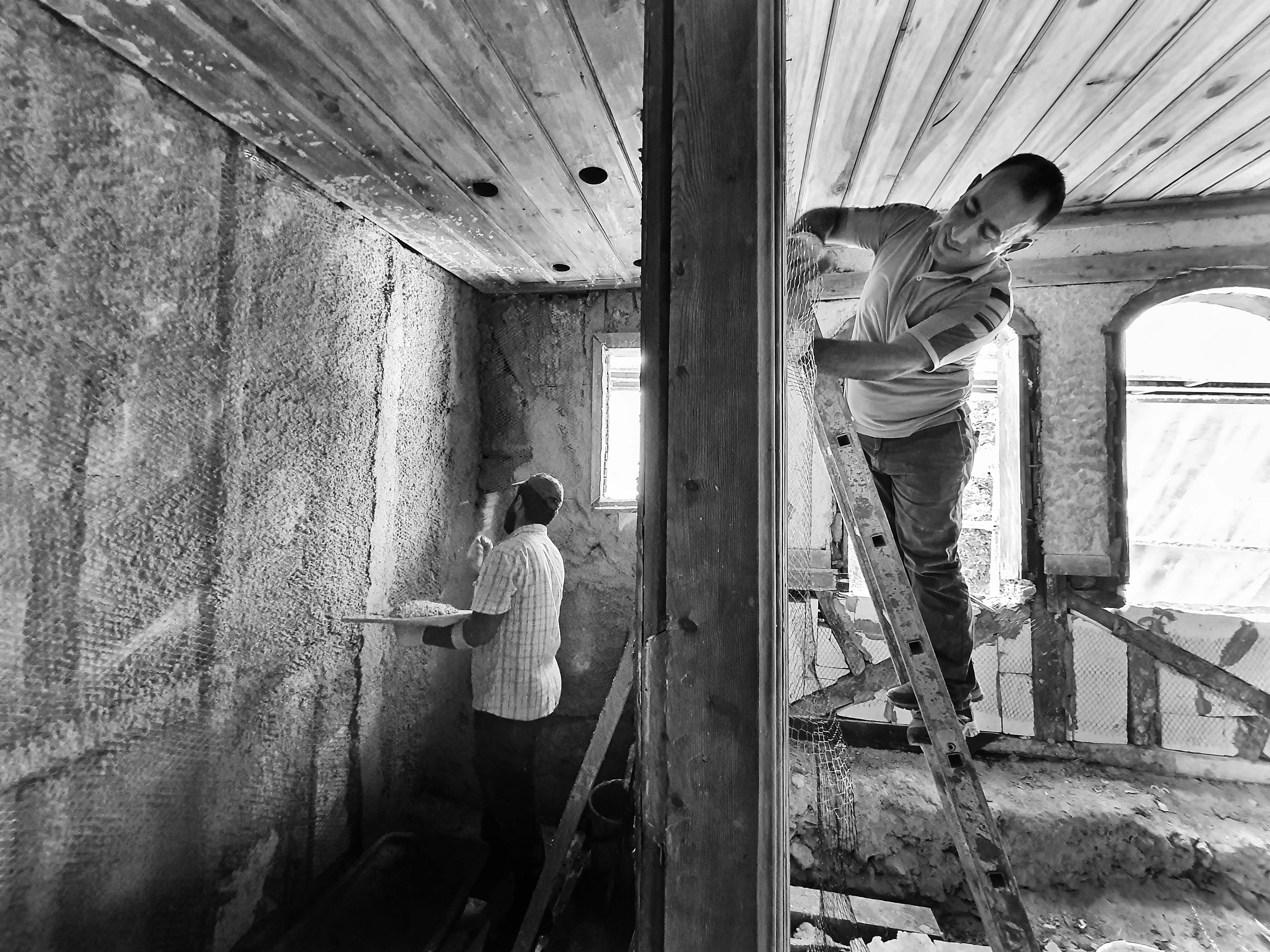 Hombres renovando una casa | Fuente: Pexels