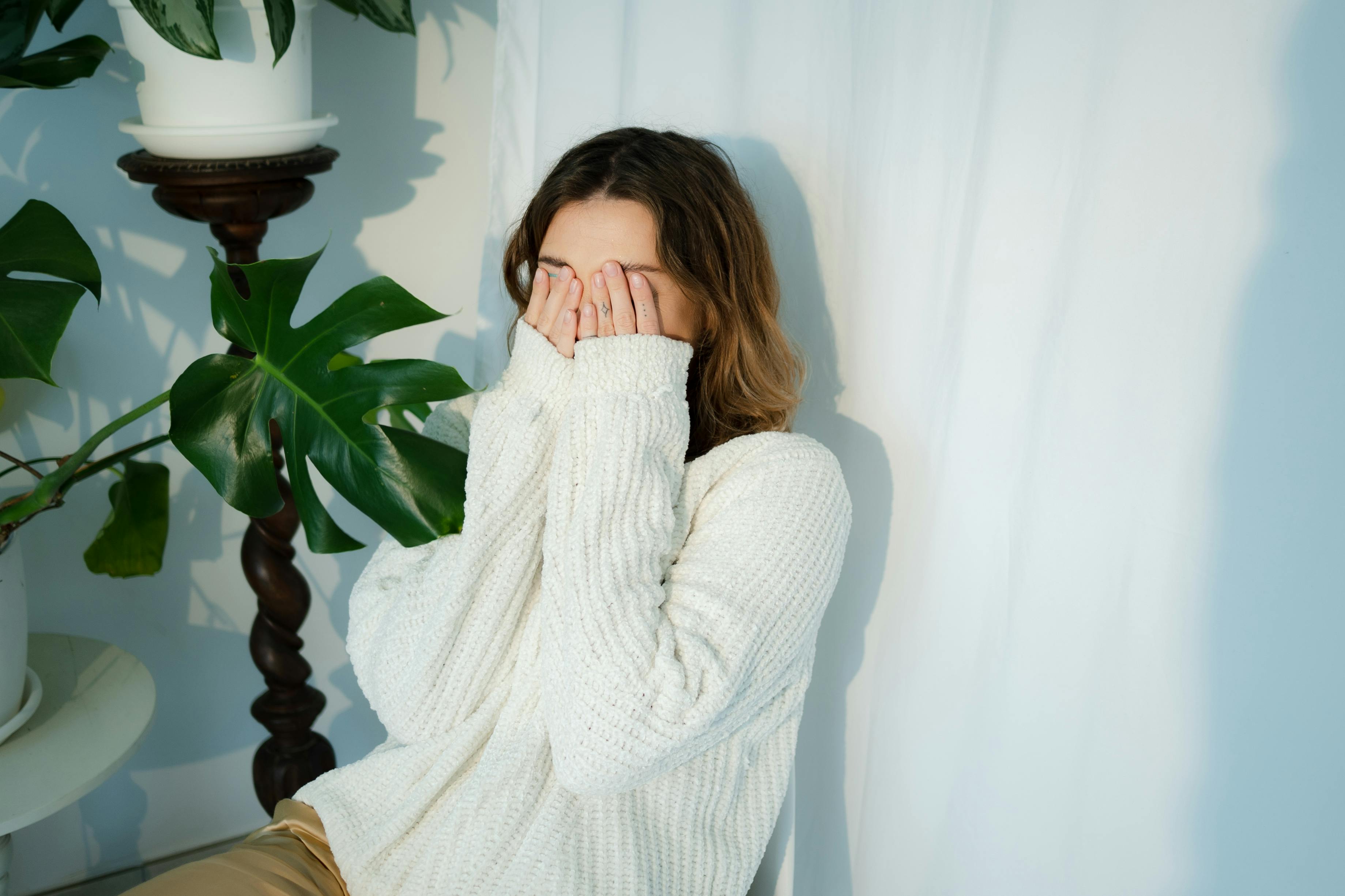 Una mujer avergonzada tapándose la cara | Fuente: Pexels