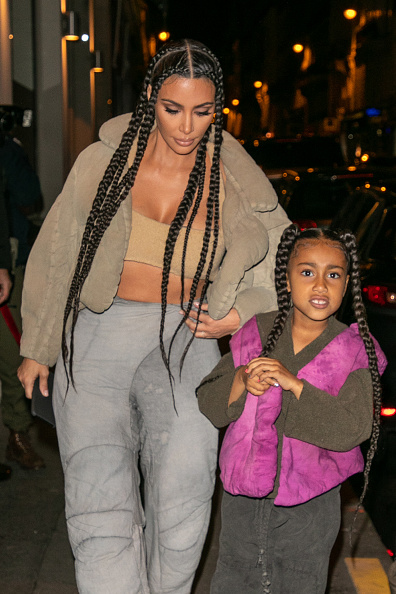 Kim Kardashian West y su hija North West fueron avistadas el 2 de marzo de 2020 en París, Francia | Fuente: Getty Images