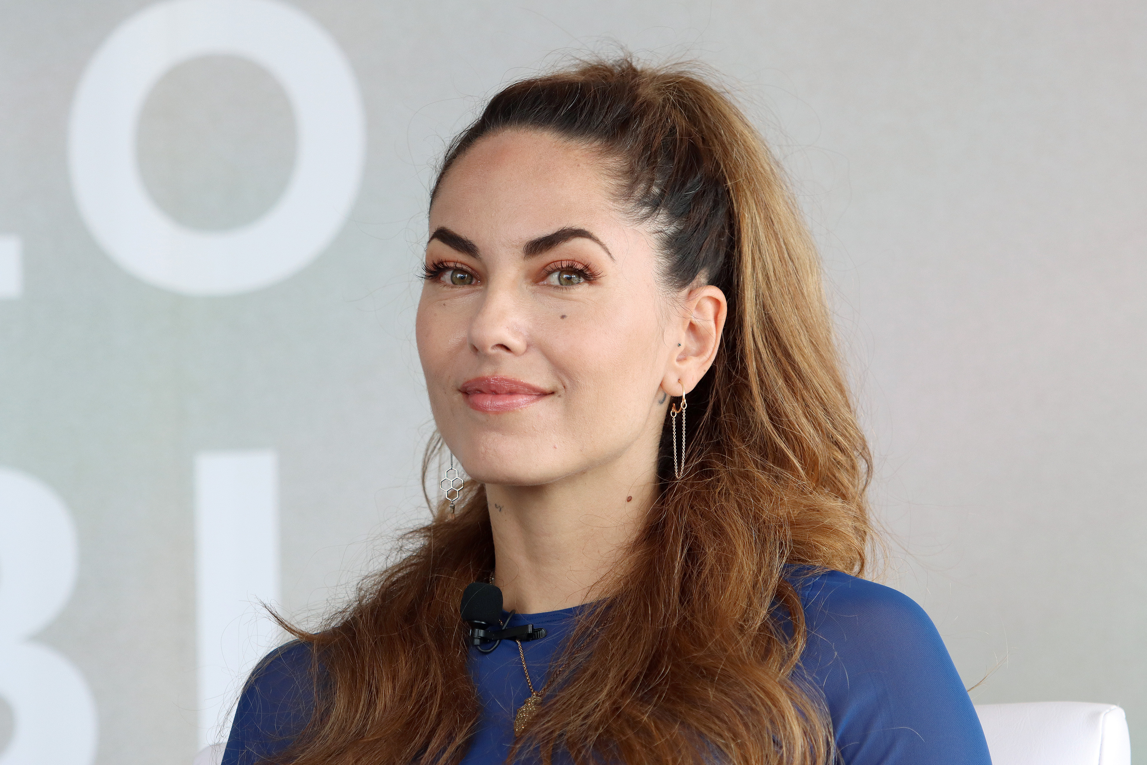 Bárbara Mori observa durante la conferencia de prensa de presentación de la película "Todo lo invisible" en el Hotel Habita el 13 de abril de 2021 en la Ciudad de México. | Fuente: Getty Images