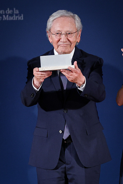 Fernando Ónega asiste a la ceremonia de premios de la 86ª edición de la Asociación de la Prensa de Madrid y a la celebración de su 130º aniversario en el Auditorio Caja de Música, el 20 de mayo de 2025, en Madrid, España | Fuente: Getty Images