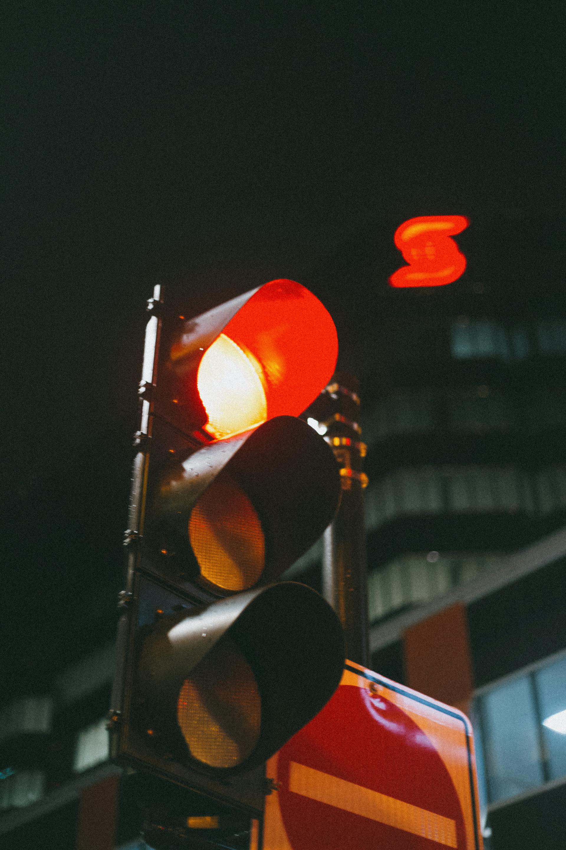 Un semáforo en rojo | Fuente: Pexels