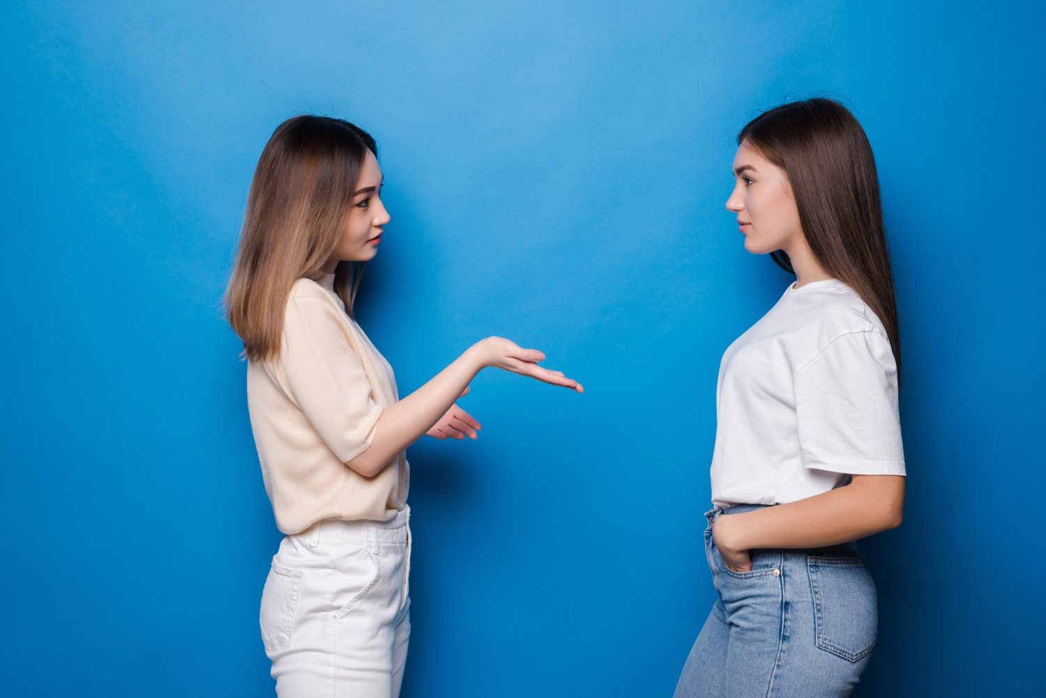 Dos mujeres hablando entre ellas | Fuente: Freepik