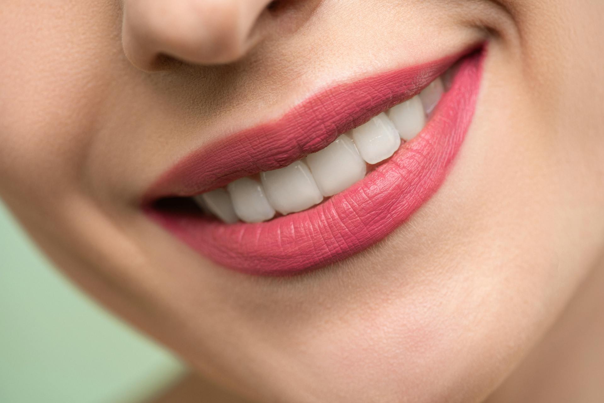 Una mujer sonriente | Fuente: Pexels
