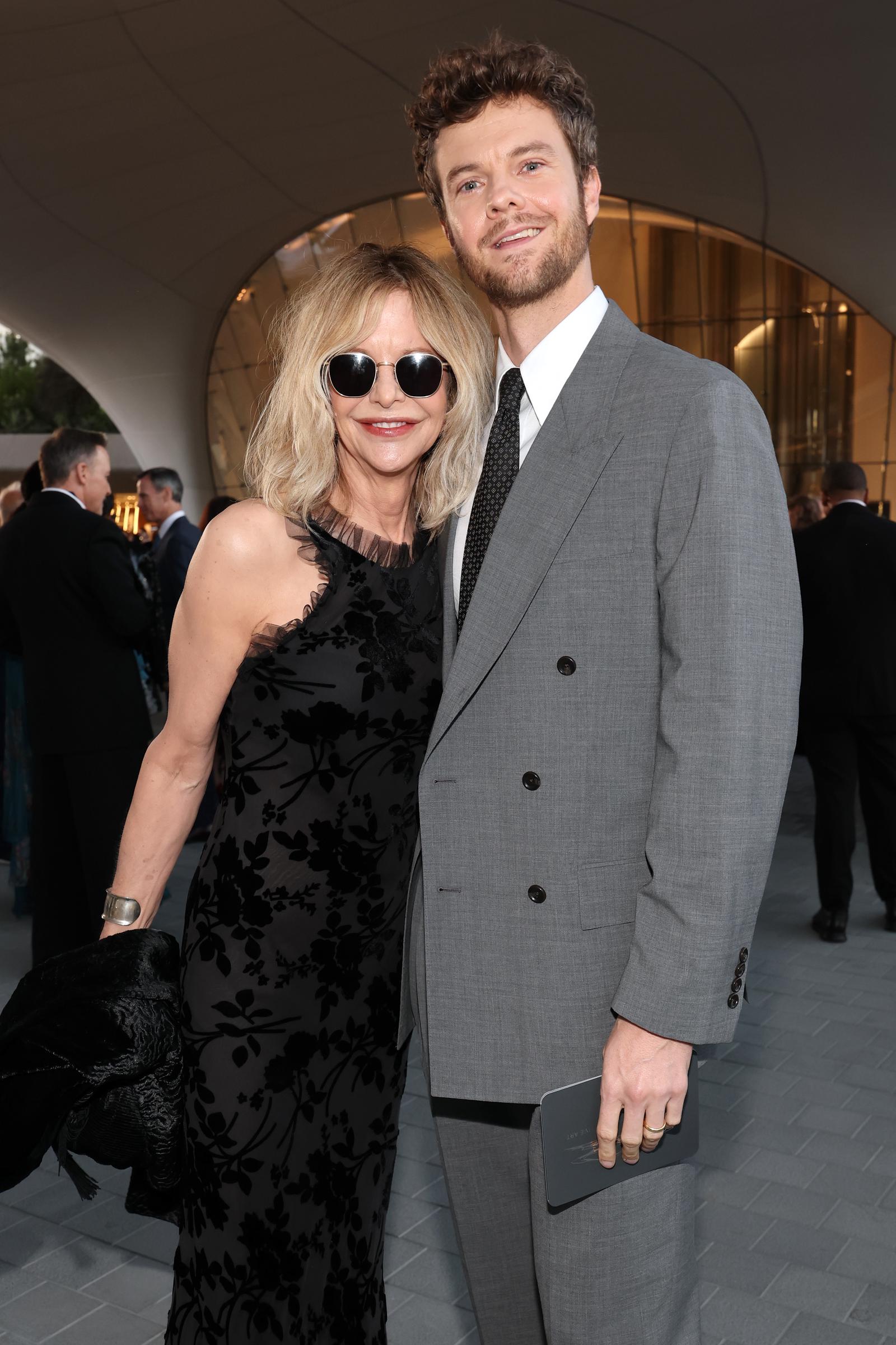 Meg Ryan y su hijo, Jack Quaid, acapararon la atención al posar juntos en la fiesta de la noche del estreno. Su aparición aportó un toque familiar a una velada repleta de estrellas. | Fuente: Getty Images