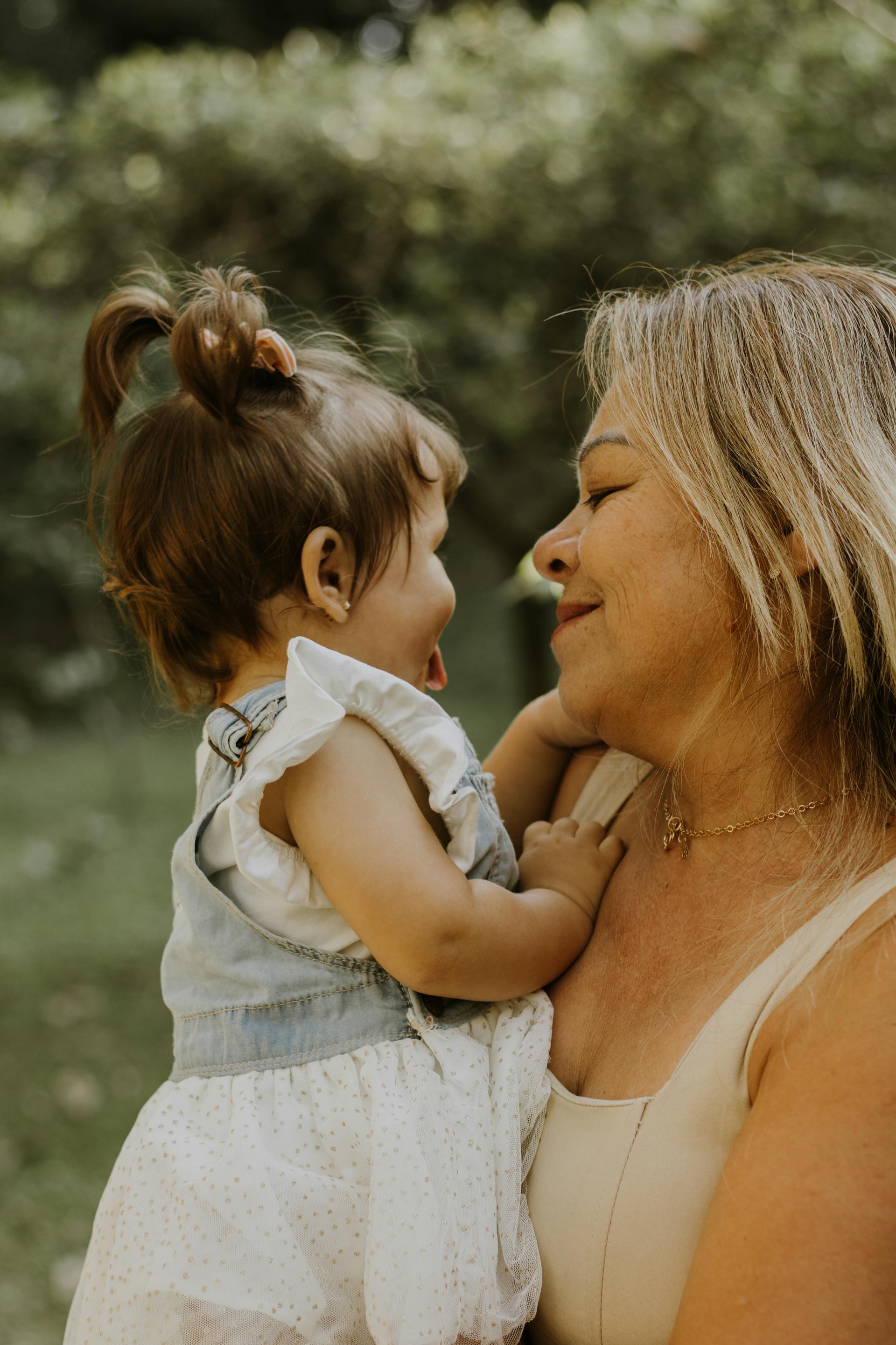 Una cariñosa abuela con una niña en brazos | Fuente: Pexels