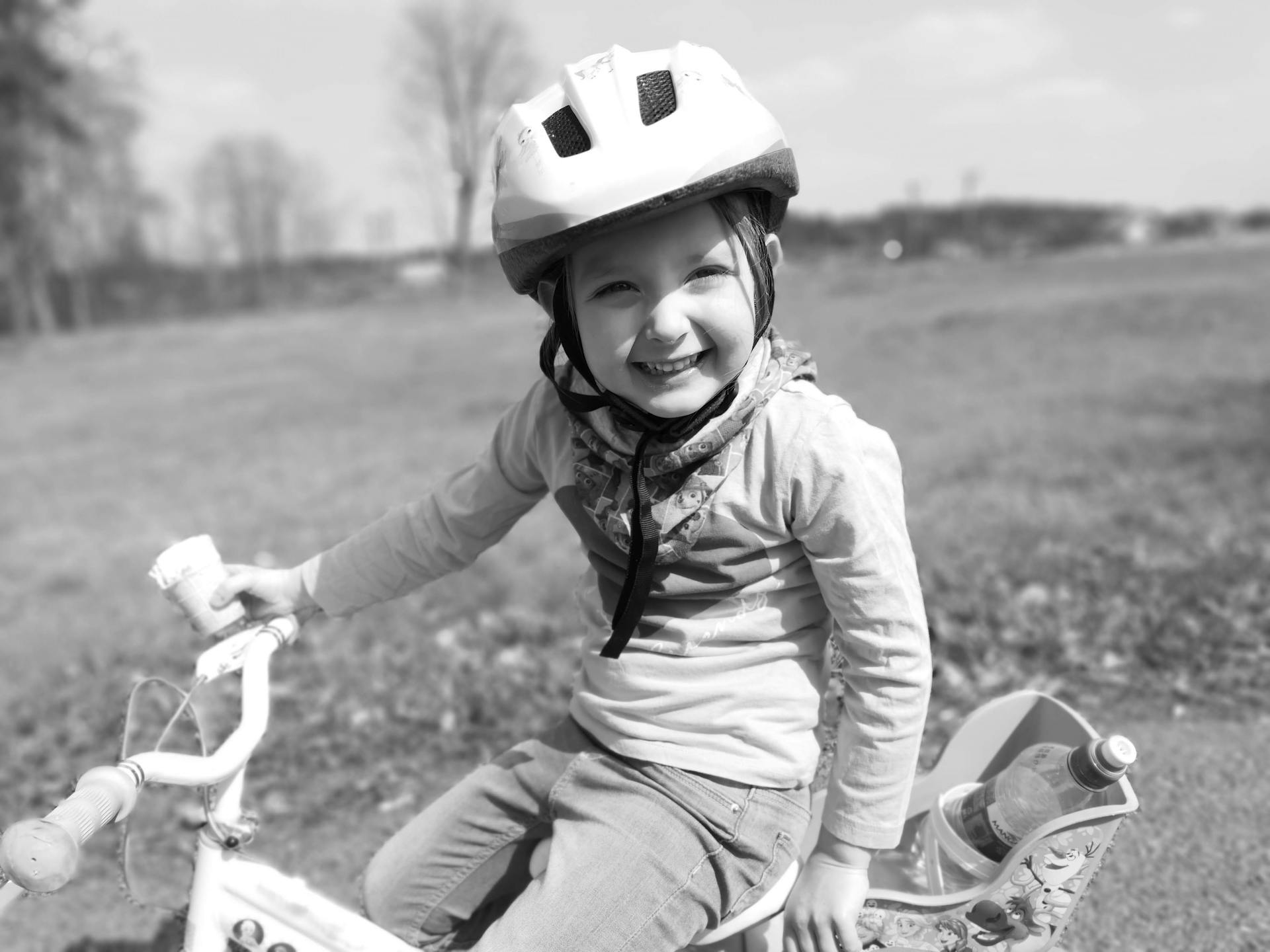 Una chica montando en bicicleta | Fuente: Pexels