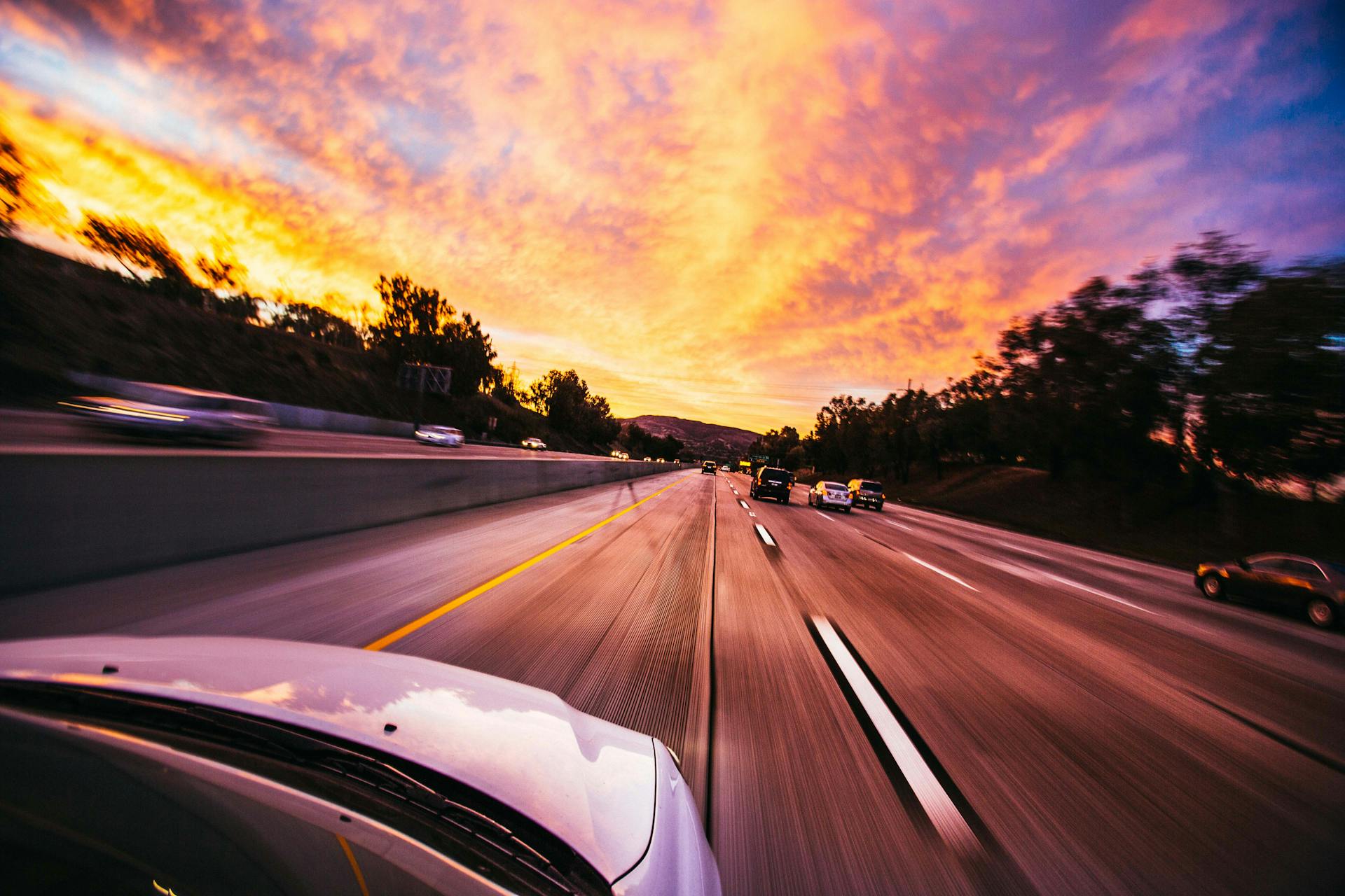Automóviles en una carretera | Fuente: Pexels