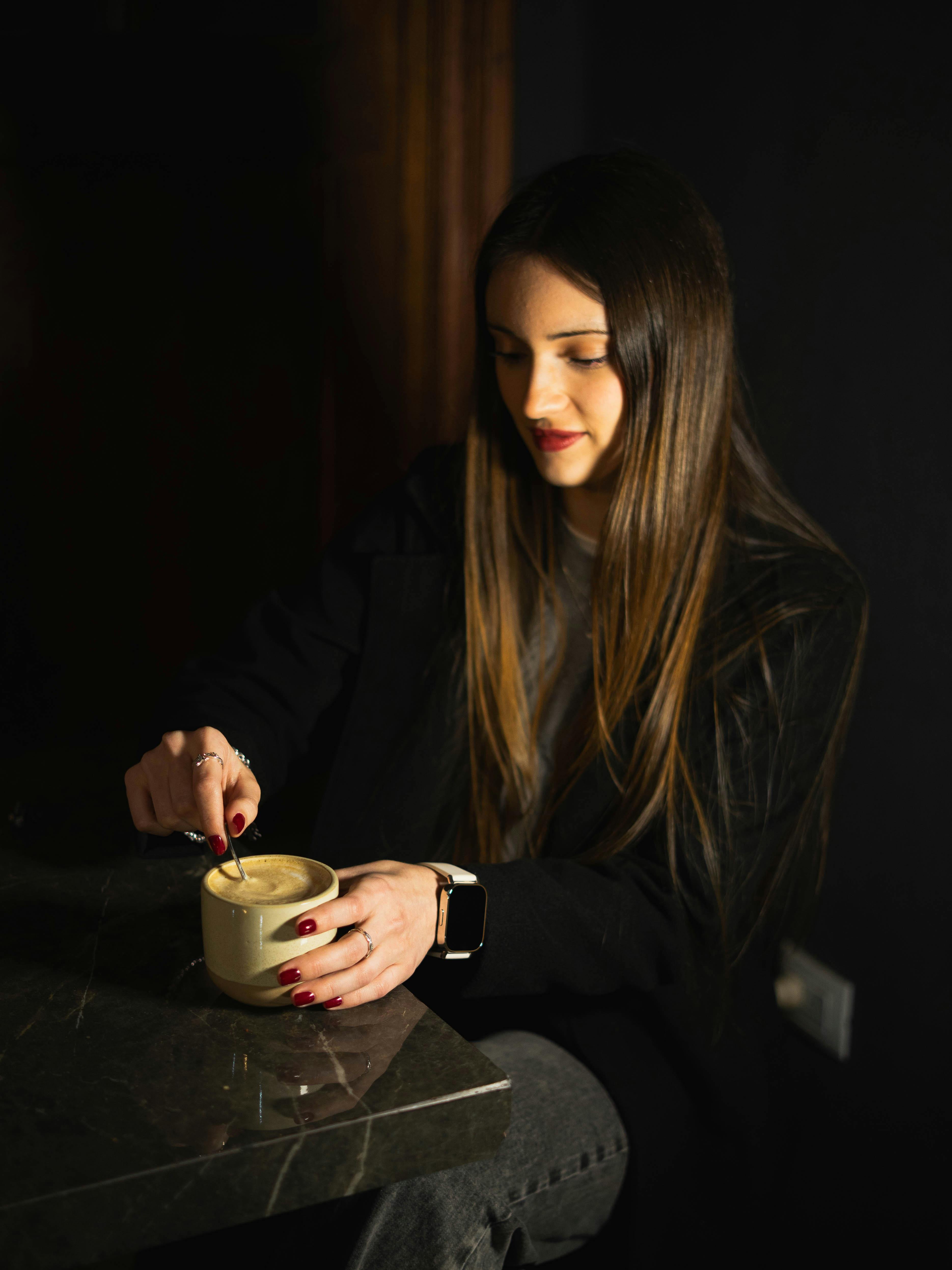 Una mujer sentada en un restaurante | Fuente: Pexels